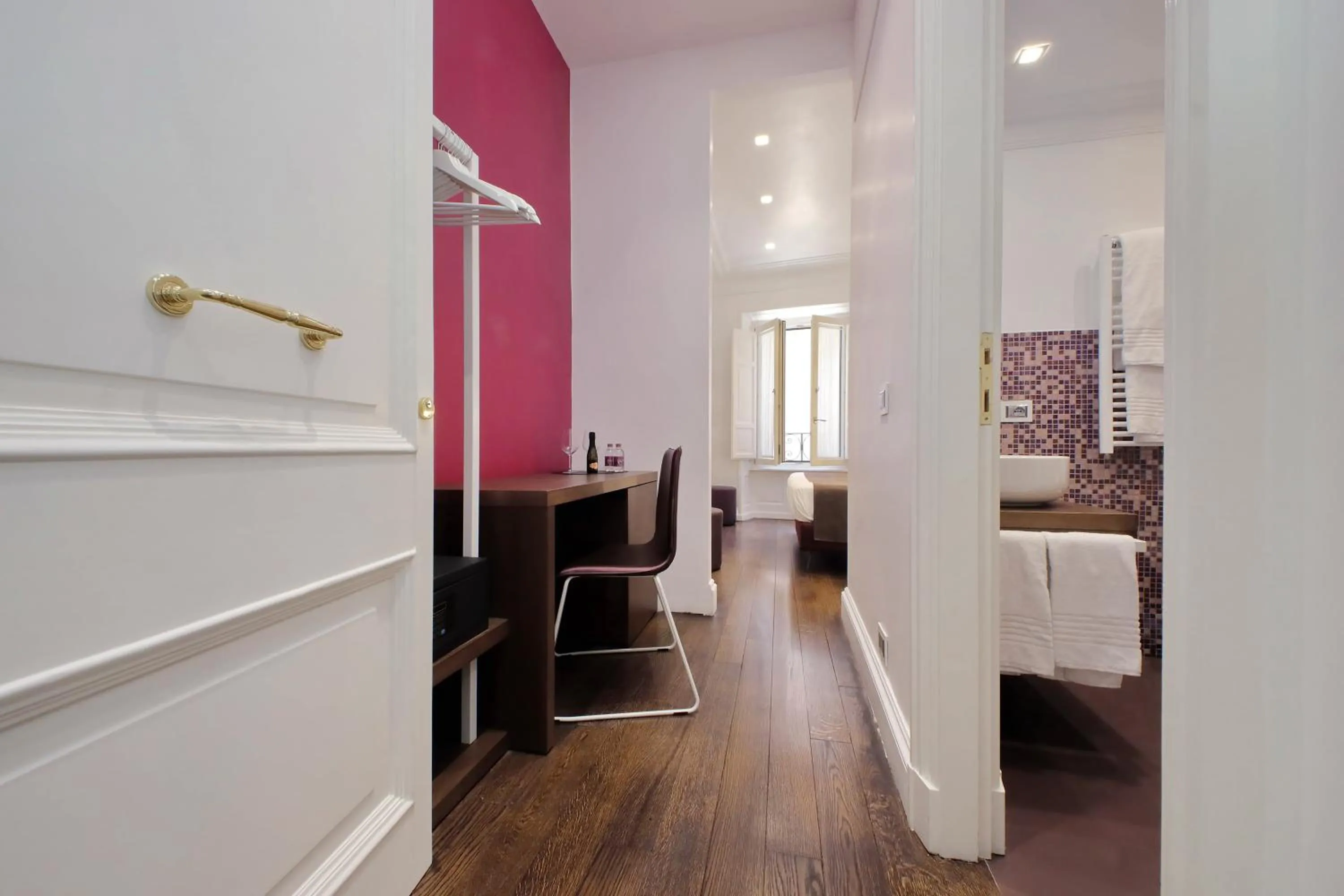 Photo of the whole room in Youroom Carrozze