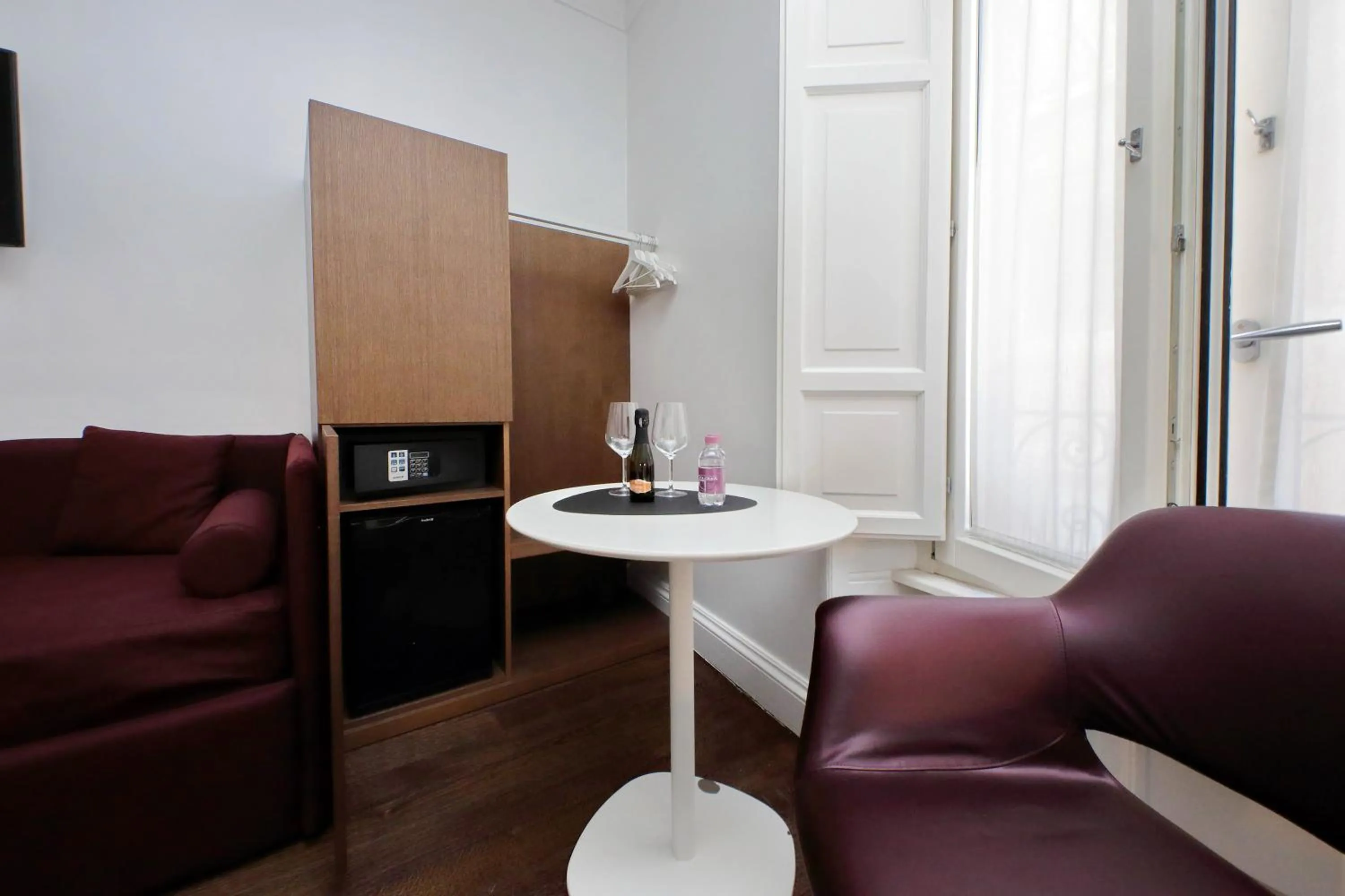 Photo of the whole room in Youroom Carrozze