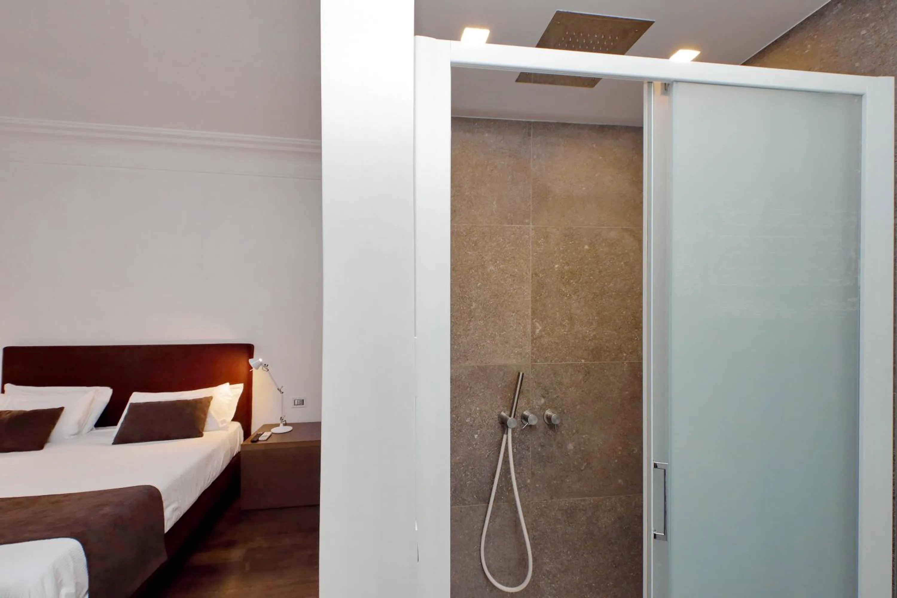 Shower, Bed in Youroom Carrozze