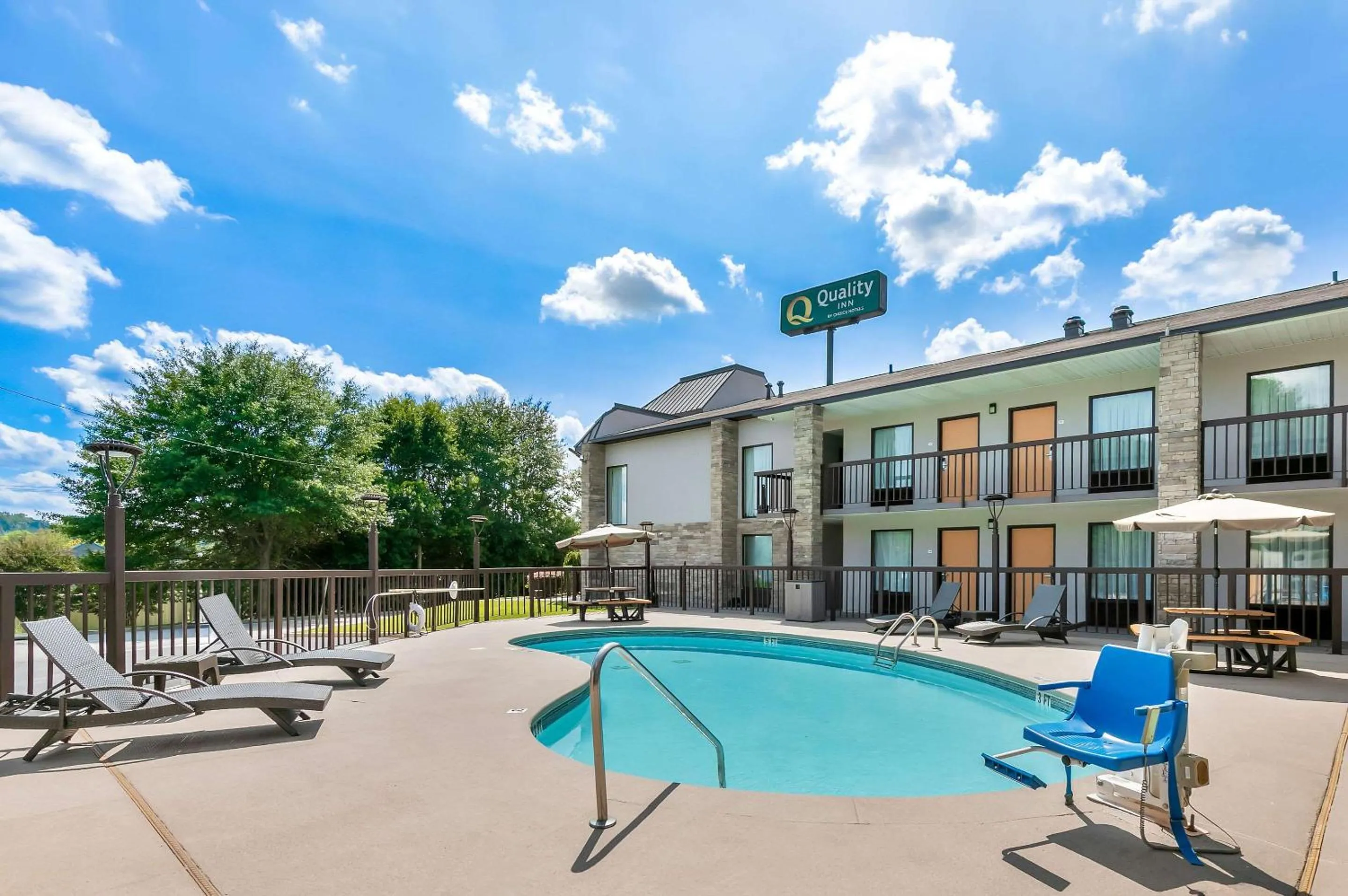 Swimming pool in Quality Inn Commerce at I-85