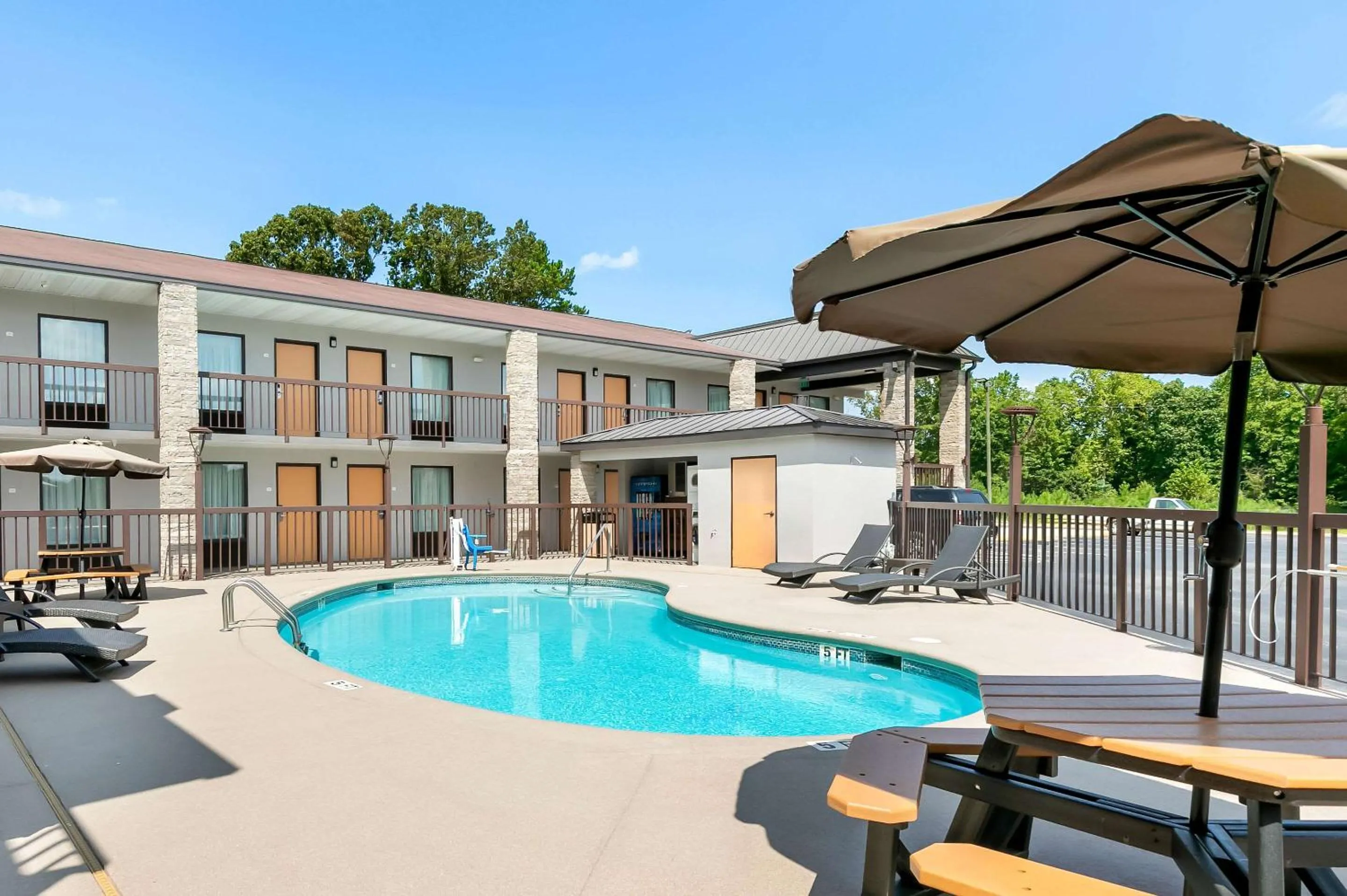 Swimming pool in Quality Inn Commerce at I-85