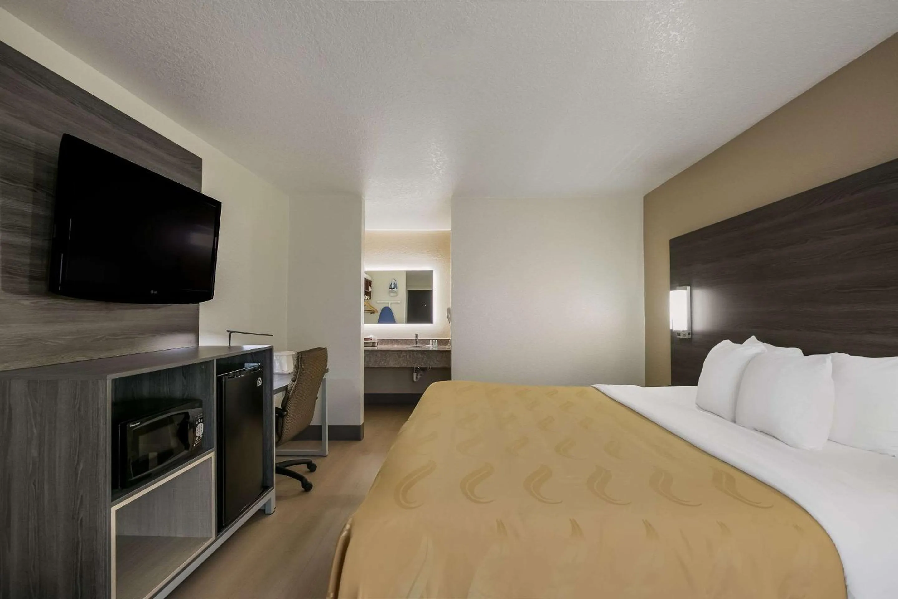 Bedroom, Bed in Quality Inn Commerce at I-85