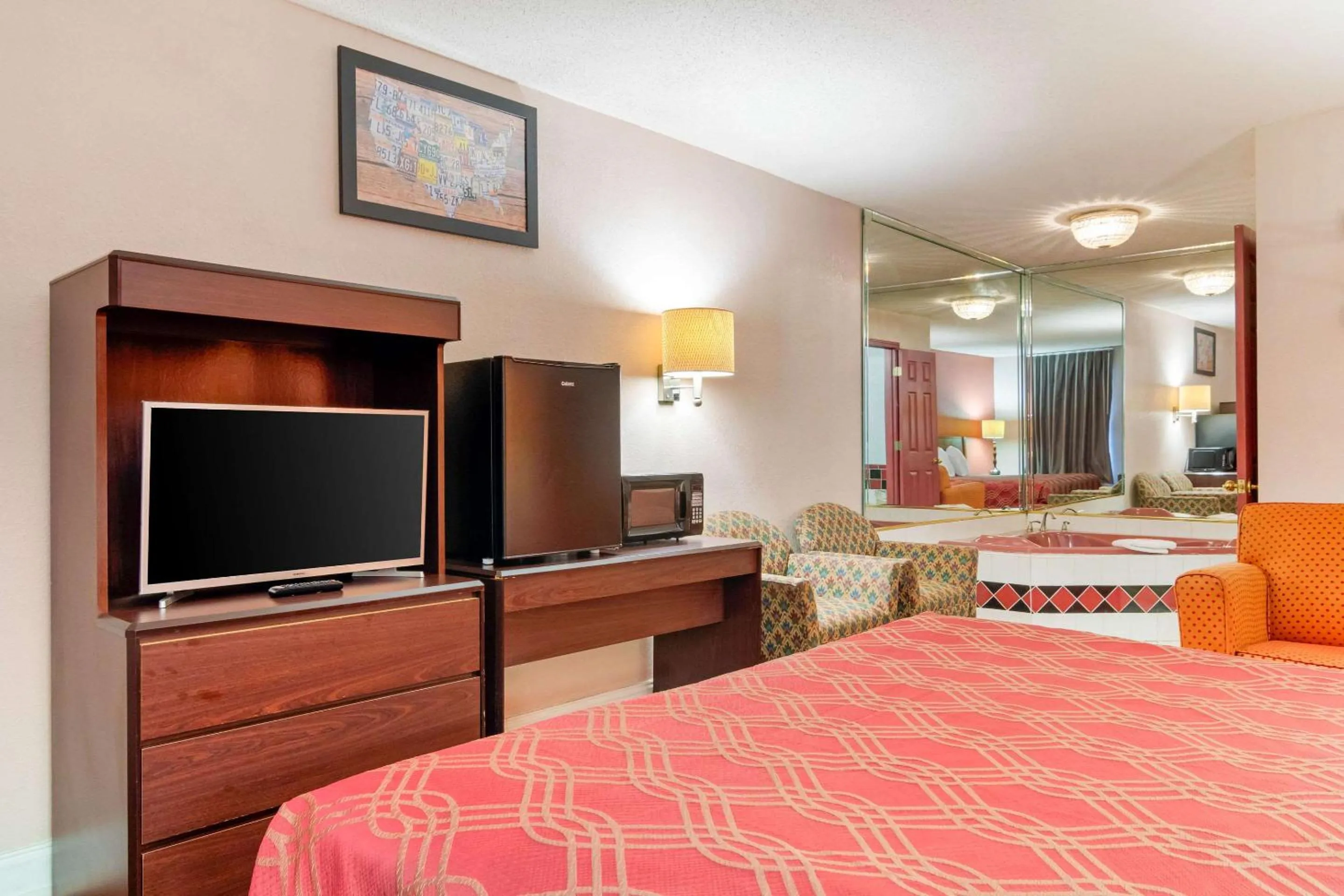 Photo of the whole room, Bed in Econo Lodge