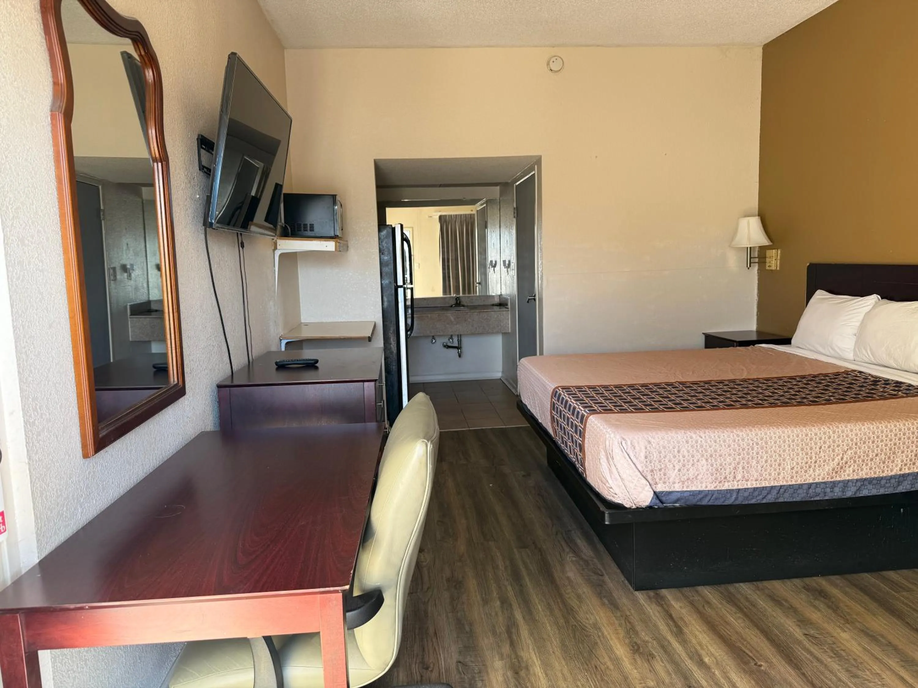 Communal lounge/ TV room, Bed in Budgetel Inn and Suites- FORT GORDON