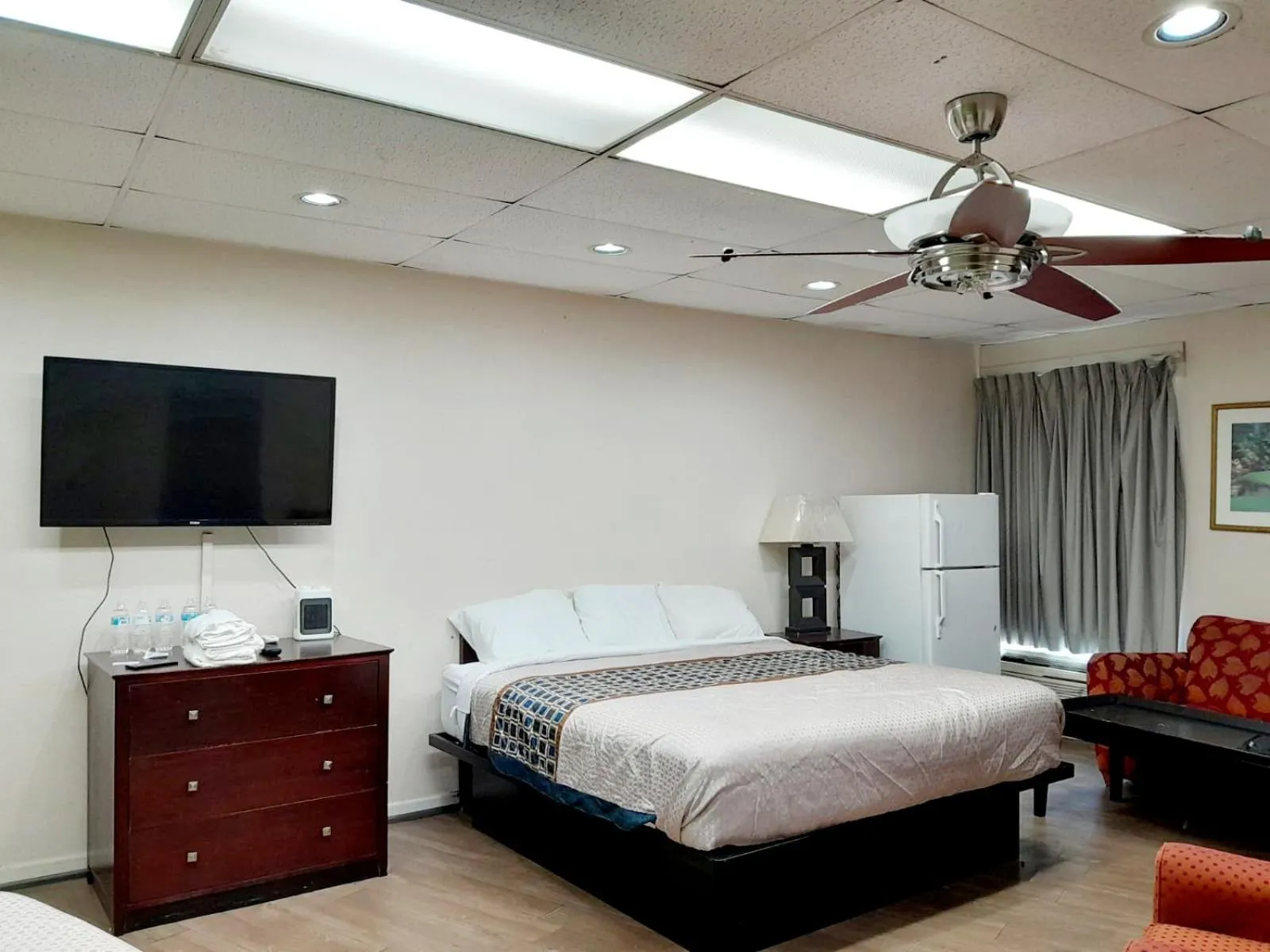 Communal lounge/ TV room, Bed in Budgetel Inn and Suites- FORT GORDON