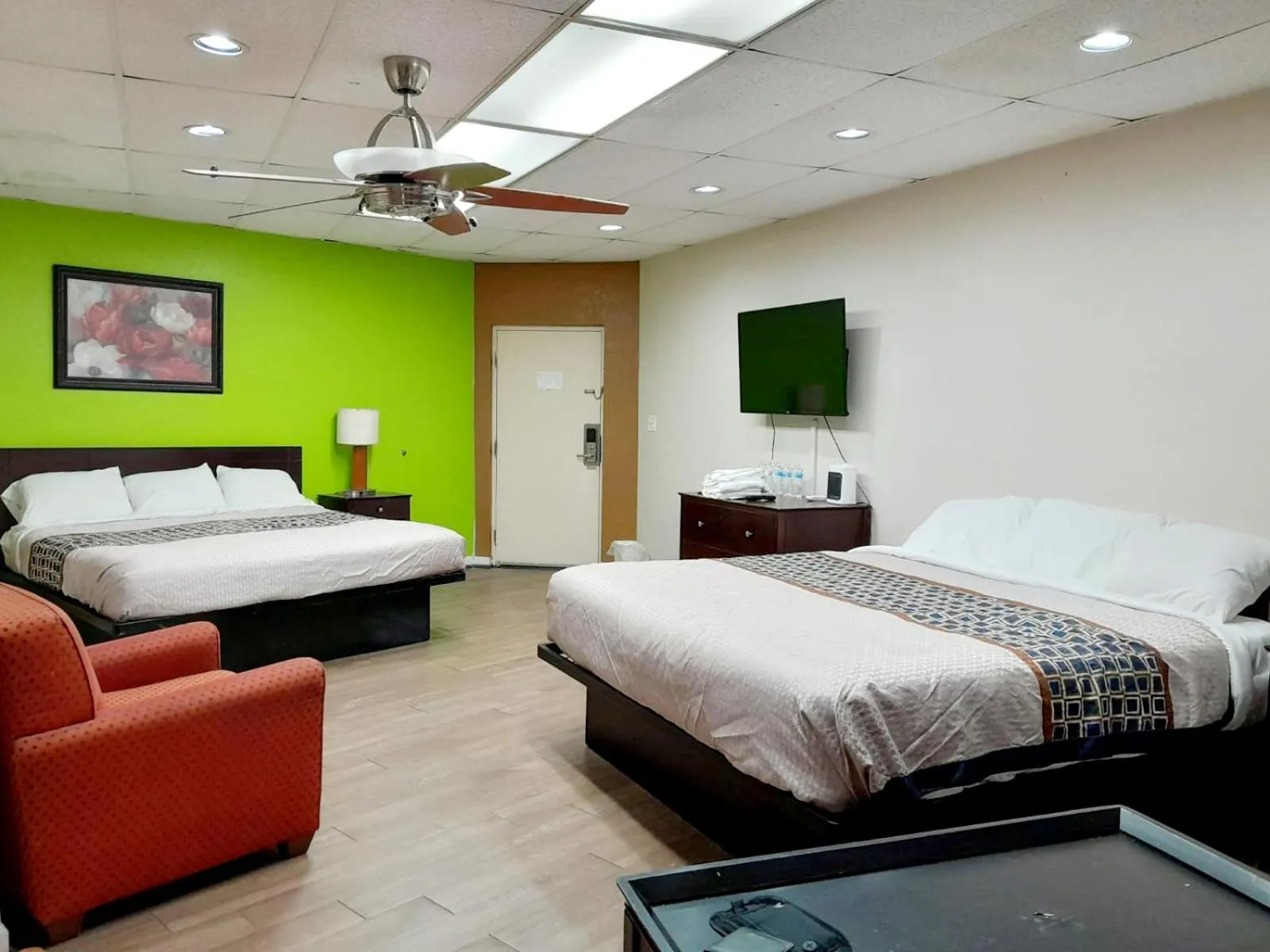 Communal lounge/ TV room, Bed in Budgetel Inn and Suites- FORT GORDON