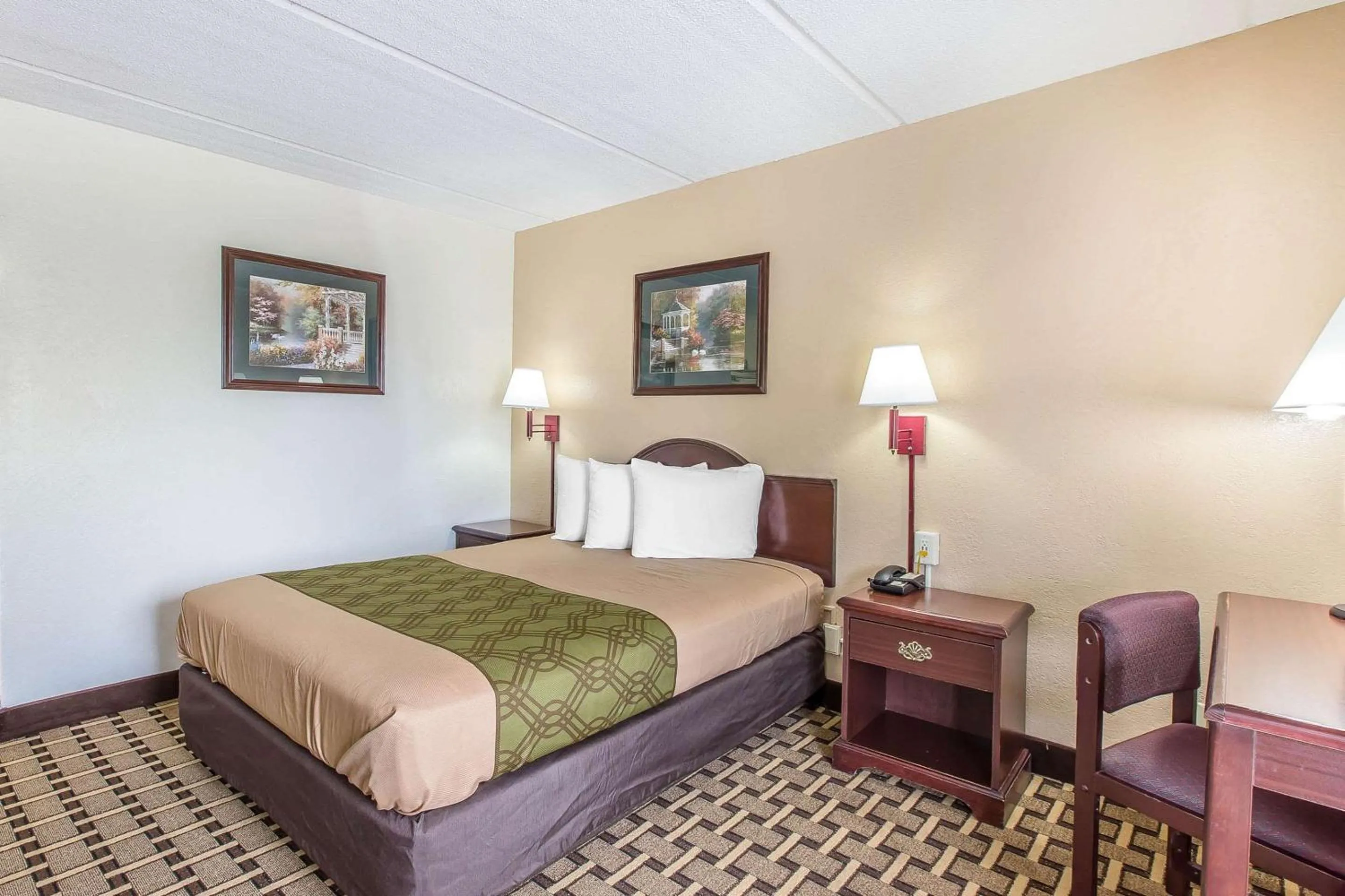 Photo of the whole room in Econo Lodge Savannah Midtown