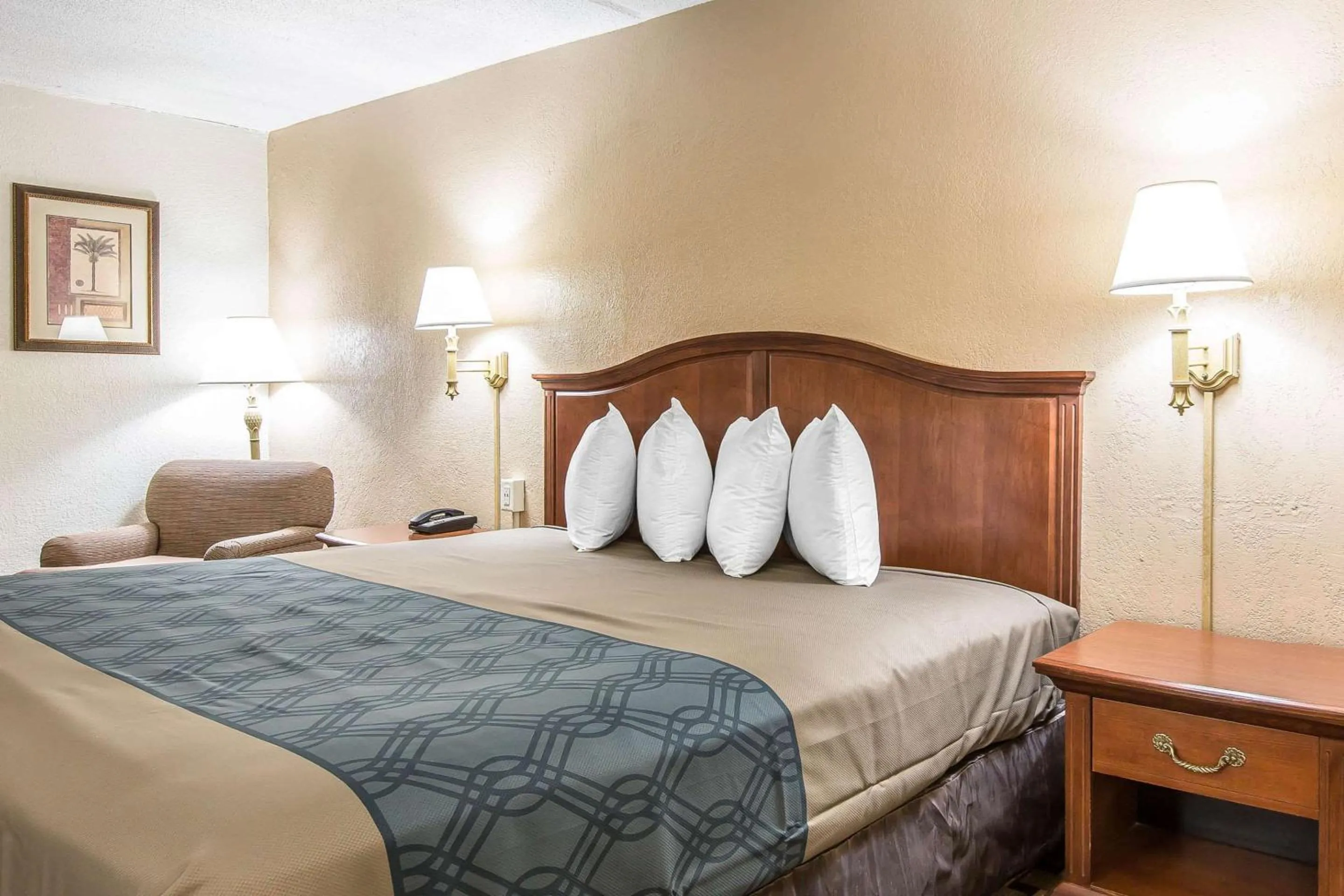 Photo of the whole room in Econo Lodge Savannah Midtown