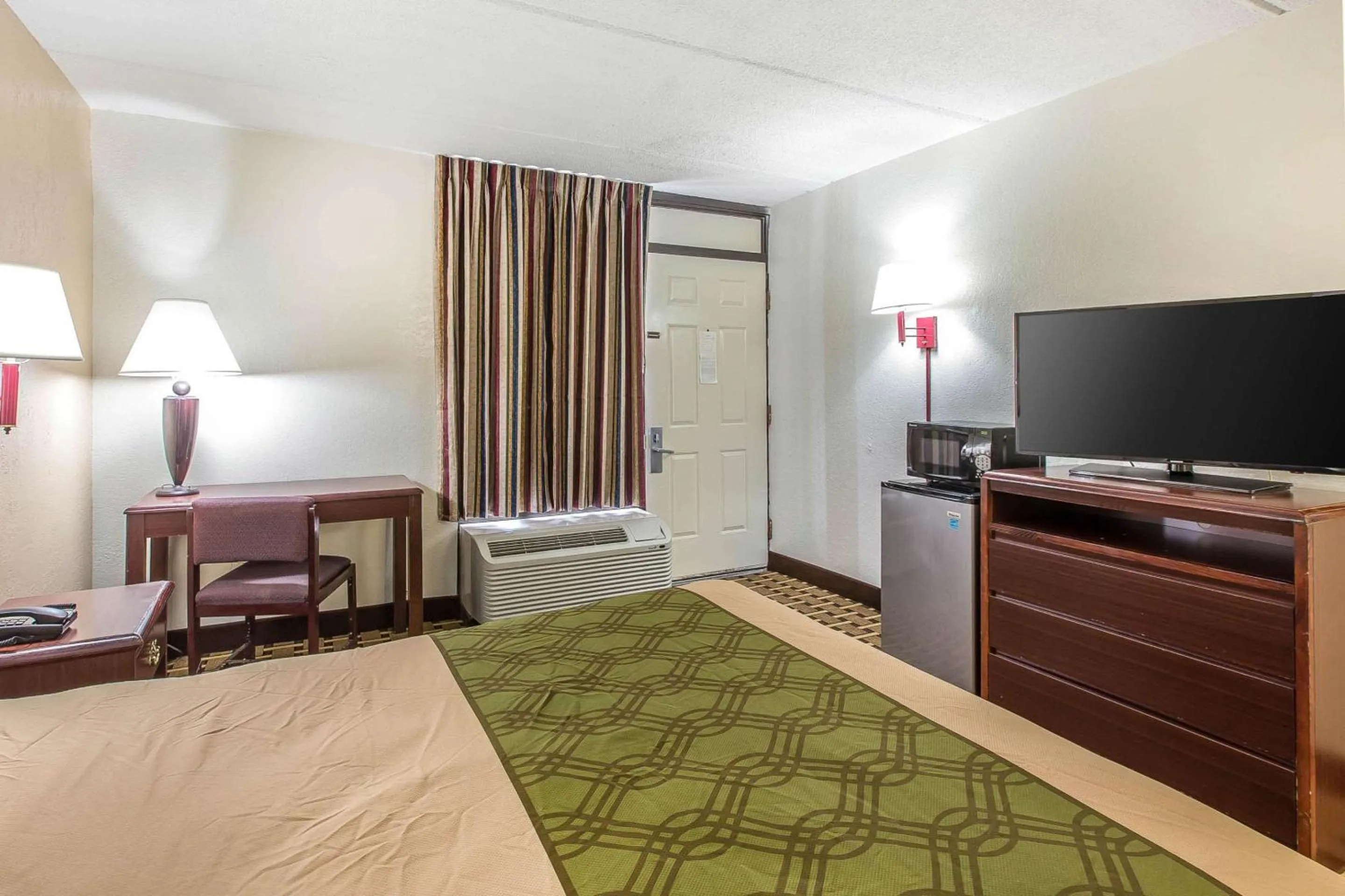 Photo of the whole room in Econo Lodge Savannah Midtown