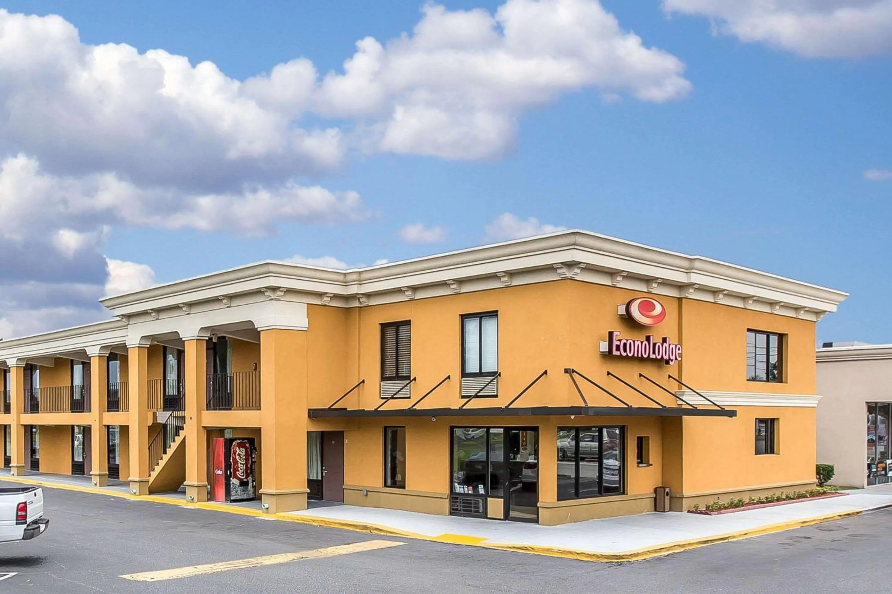 Property building in Econo Lodge Savannah Midtown