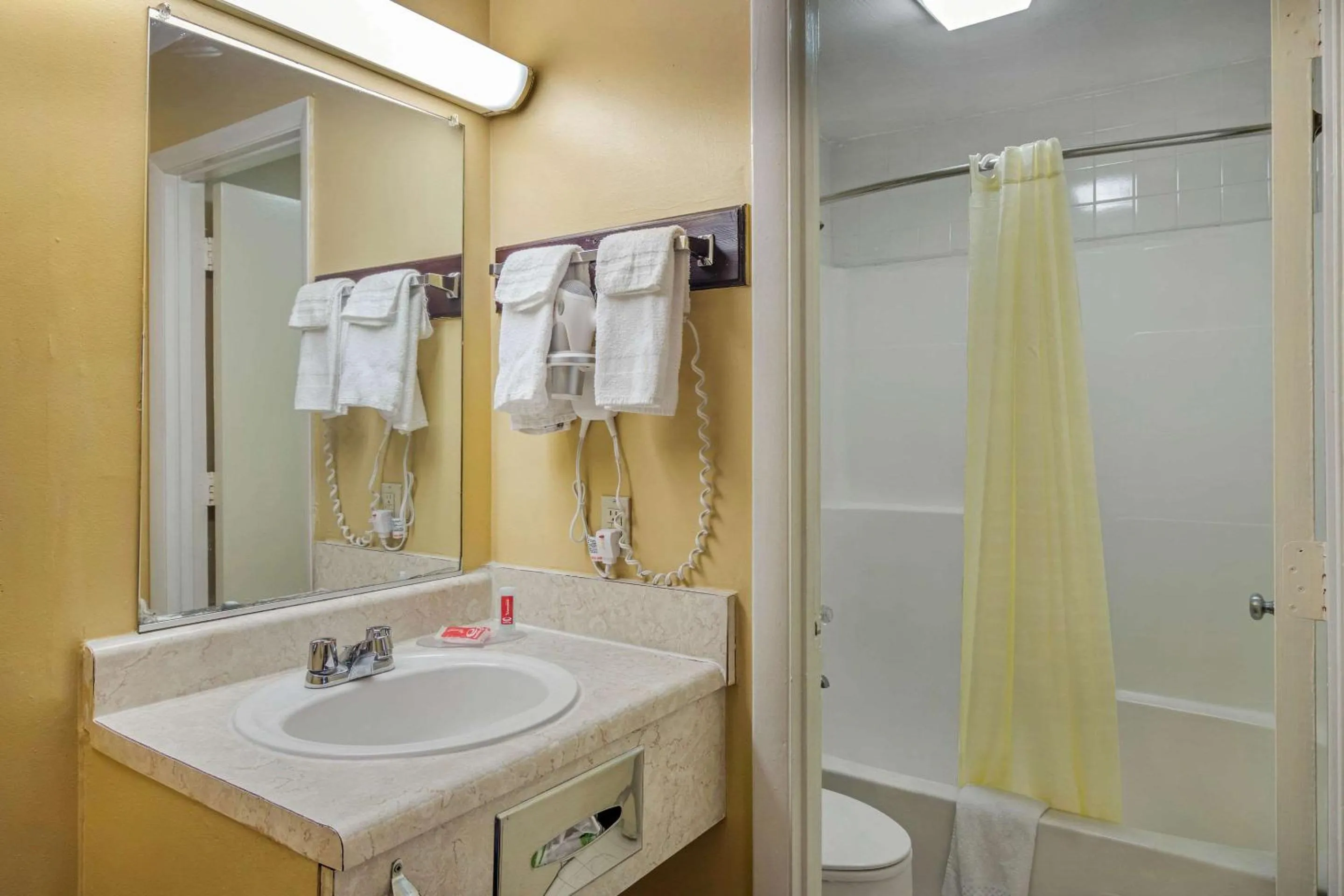 Bedroom in Econo Lodge Union City - Atlanta South