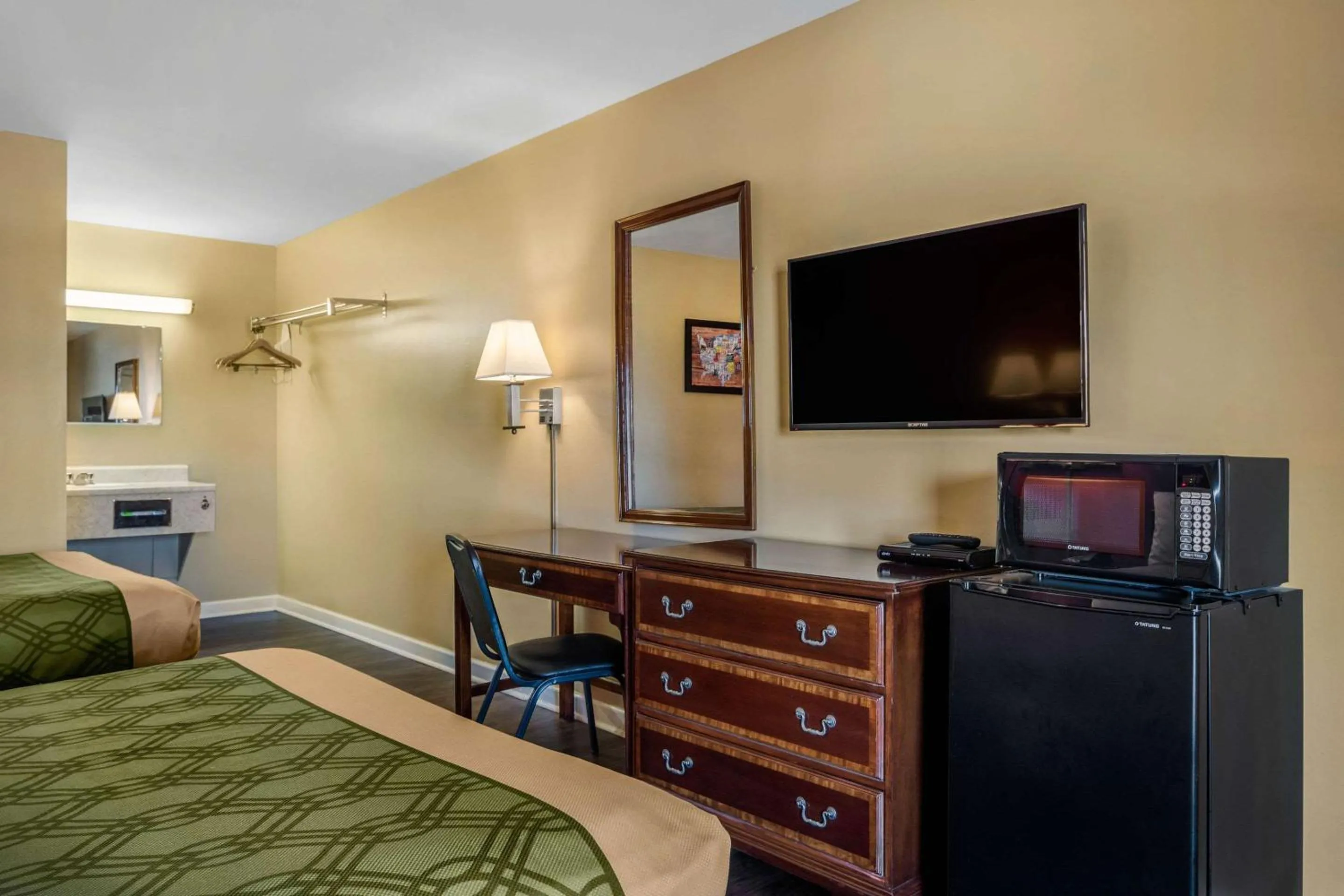 Bedroom in Econo Lodge Union City - Atlanta South