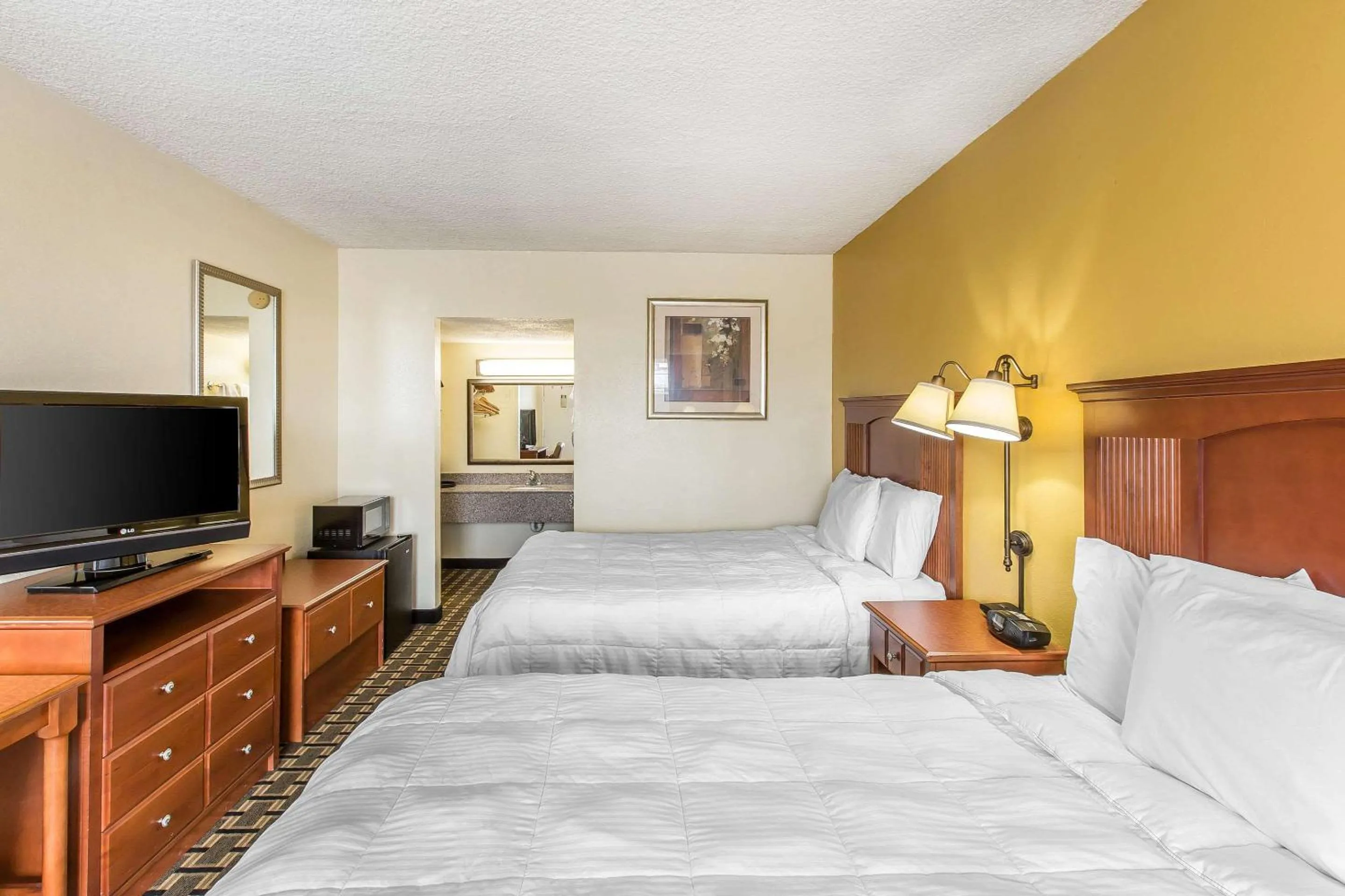 Bedroom, Bed in Econo Lodge Byron near Historic District - Warner Robins