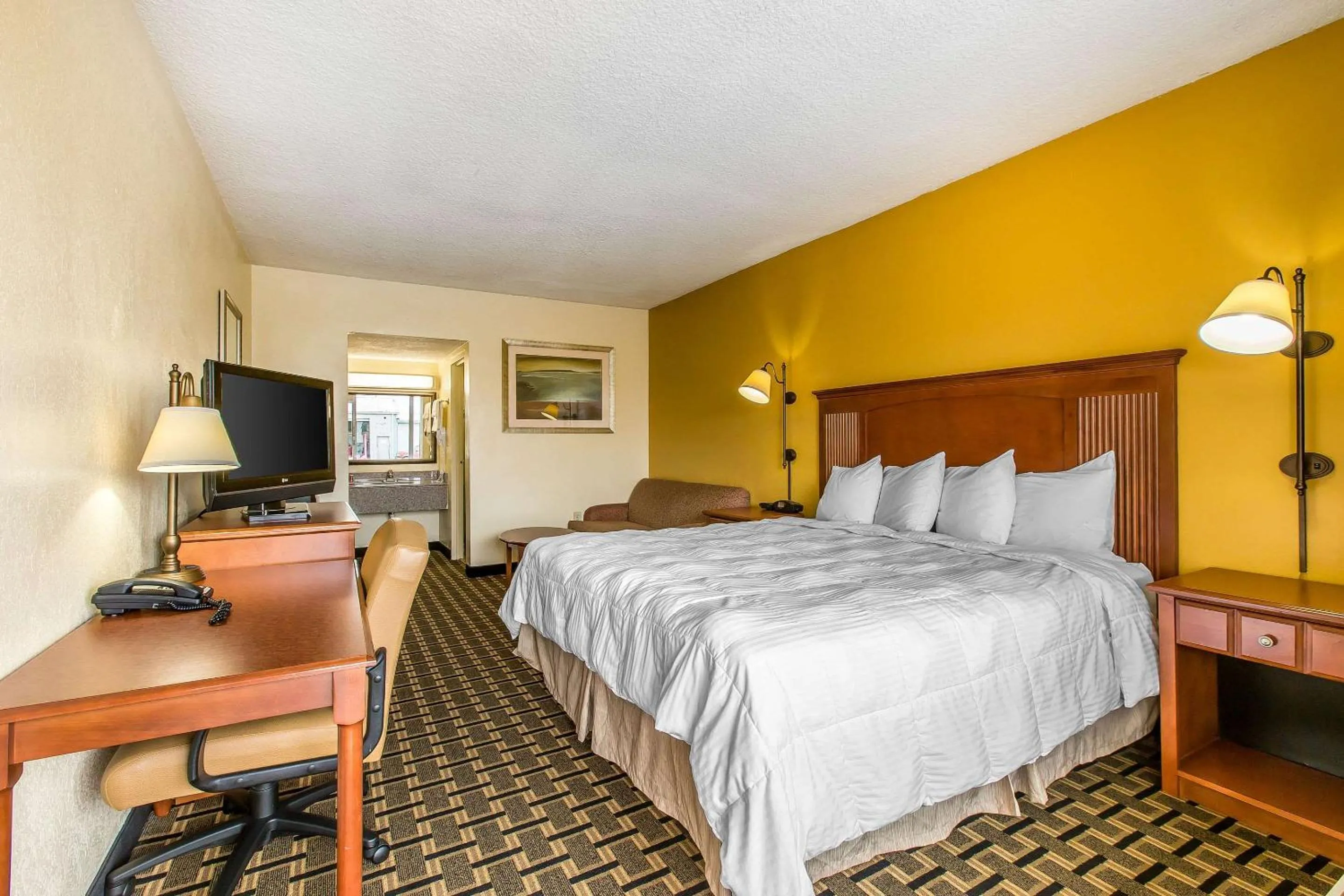 Bedroom, Bed in Econo Lodge Byron near Historic District - Warner Robins