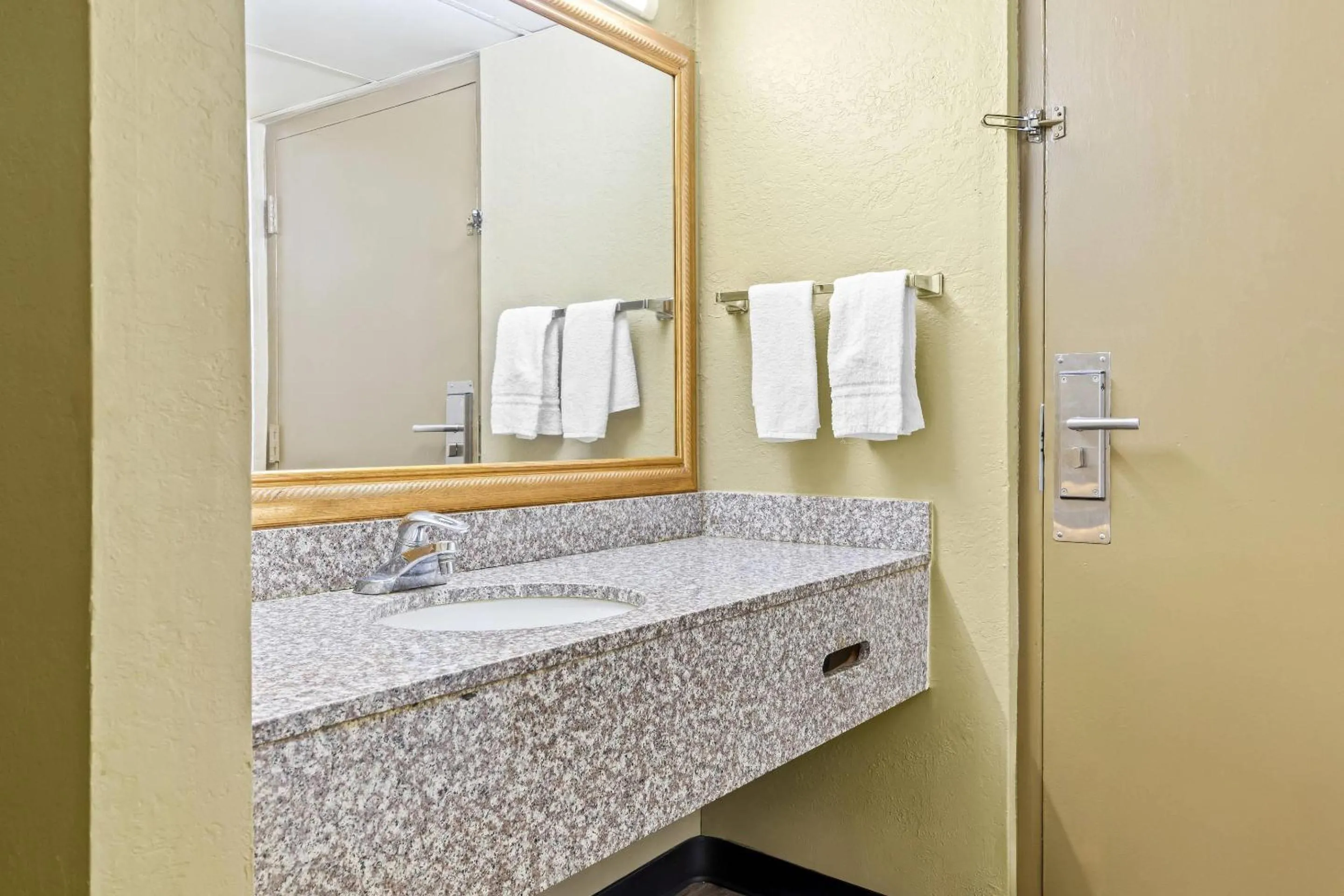 Bedroom in Rodeway Inn Stone Mountain