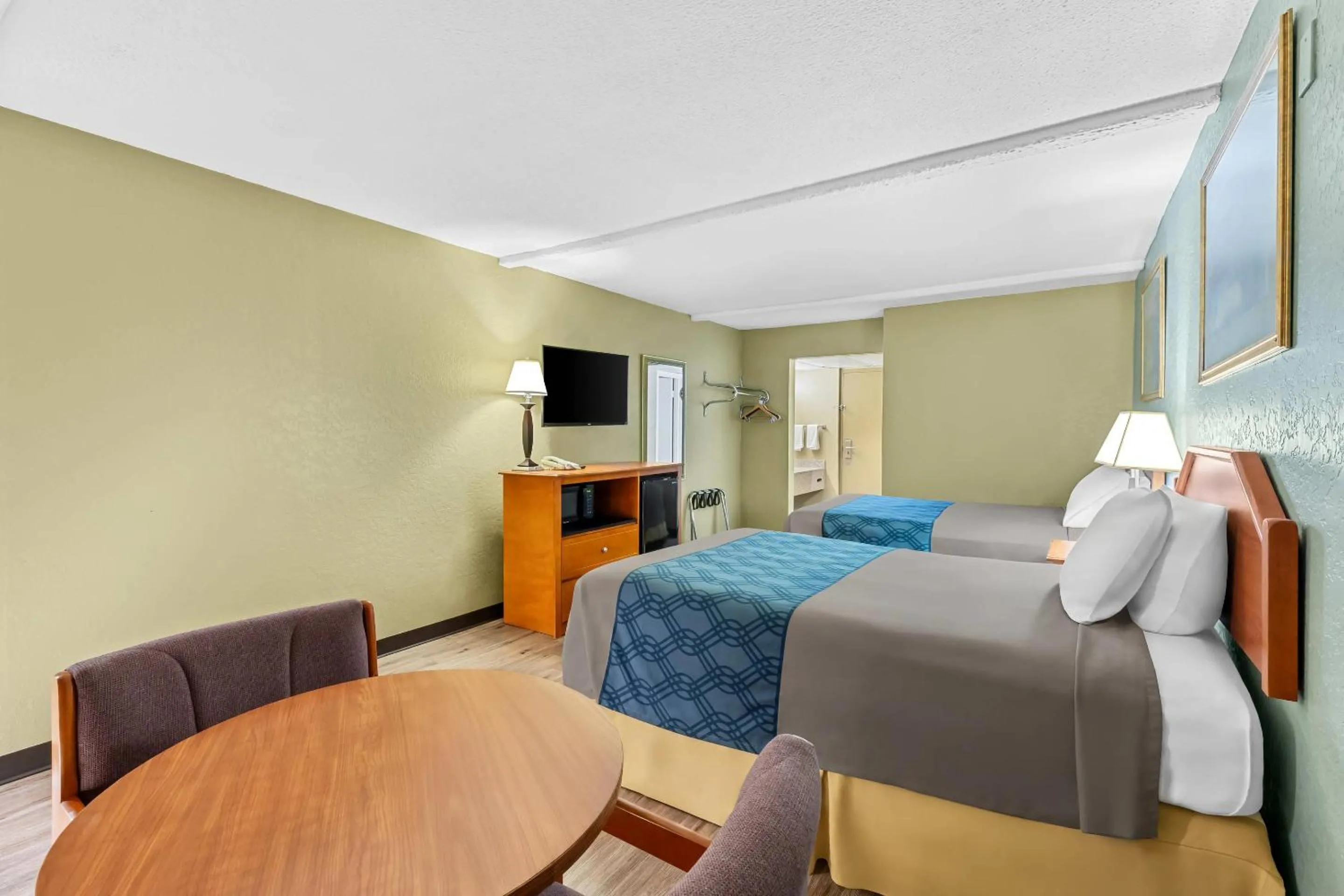 Bedroom, Bed in Rodeway Inn Stone Mountain