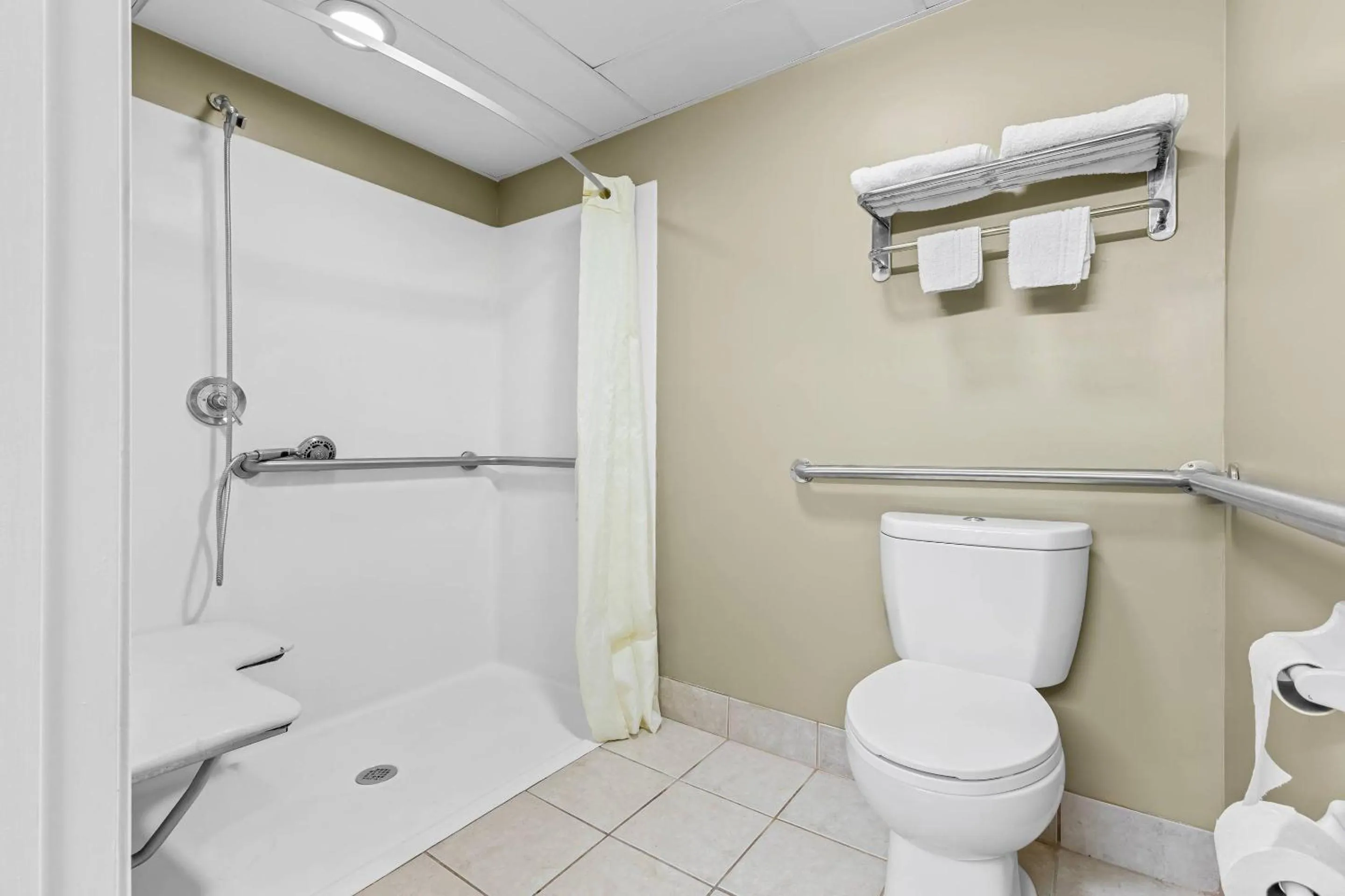 Bedroom in Rodeway Inn Stone Mountain