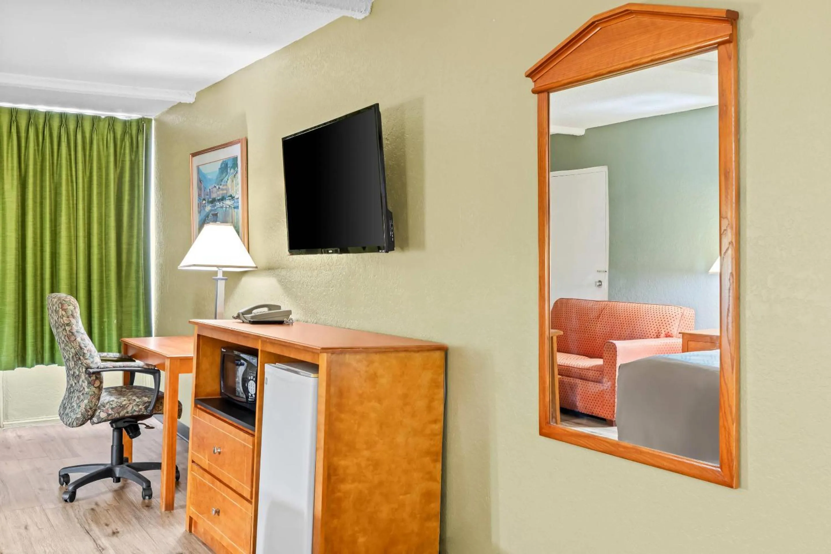 Bedroom in Rodeway Inn Stone Mountain