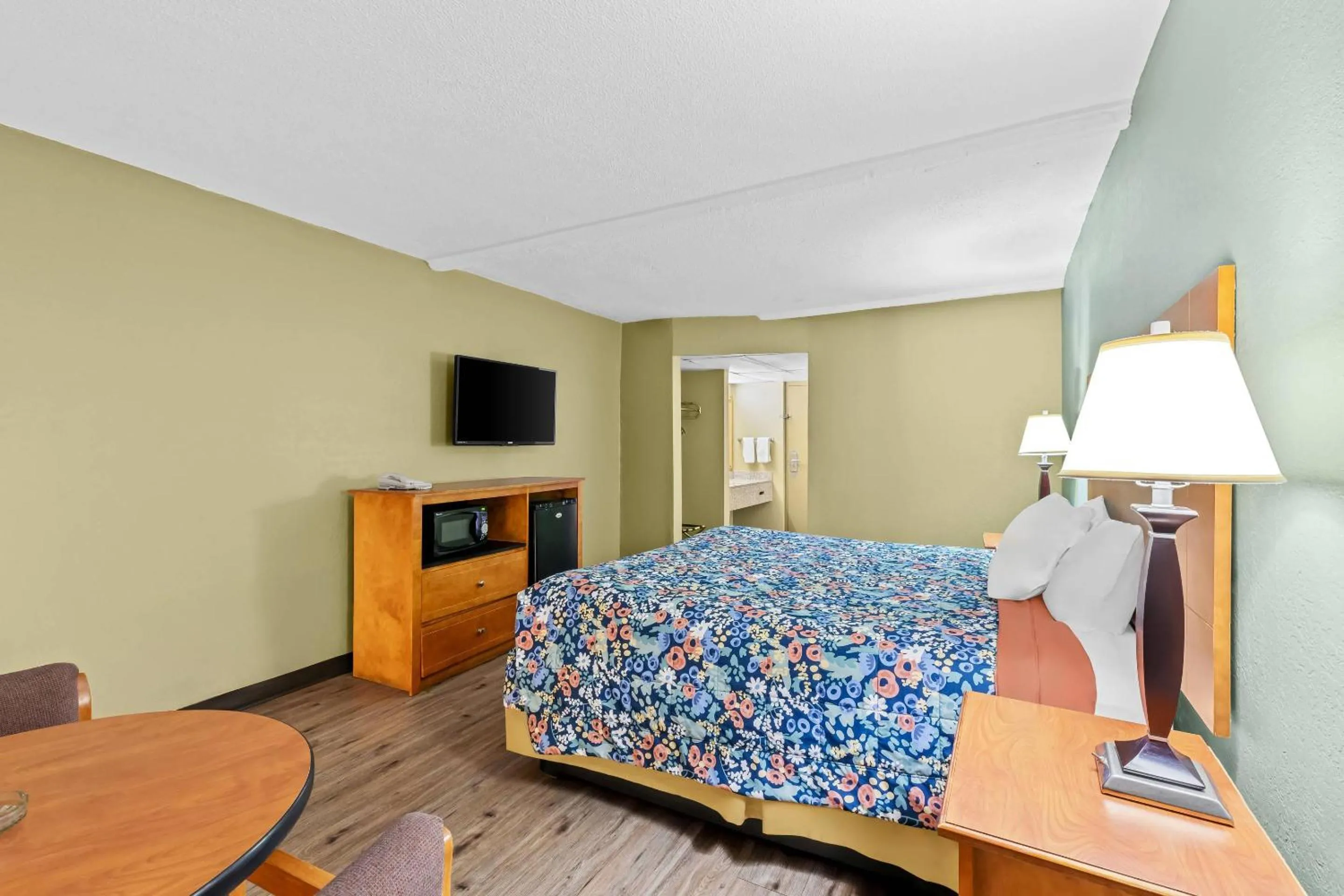 Bedroom, Bed in Rodeway Inn Stone Mountain