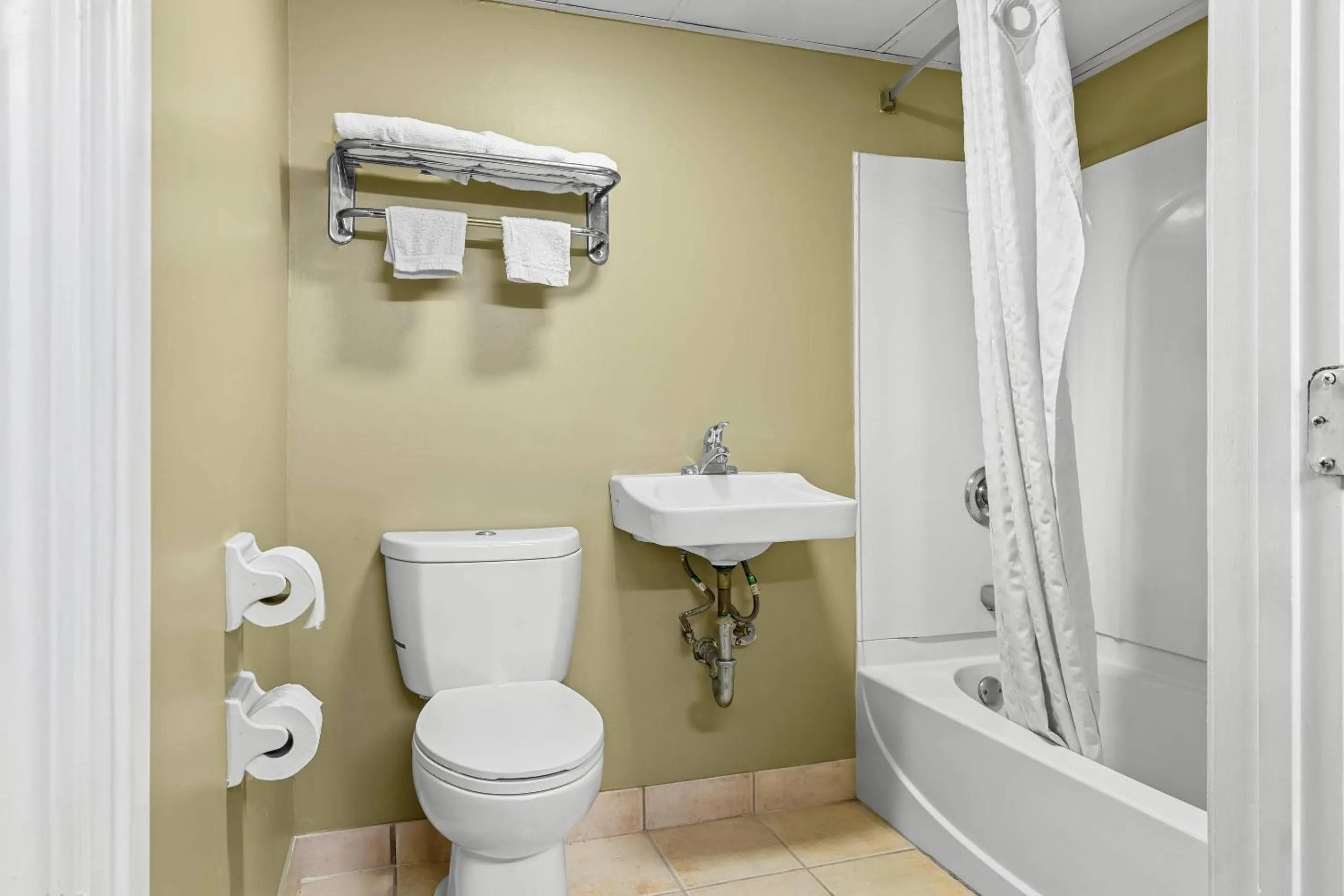 Bedroom in Rodeway Inn Stone Mountain