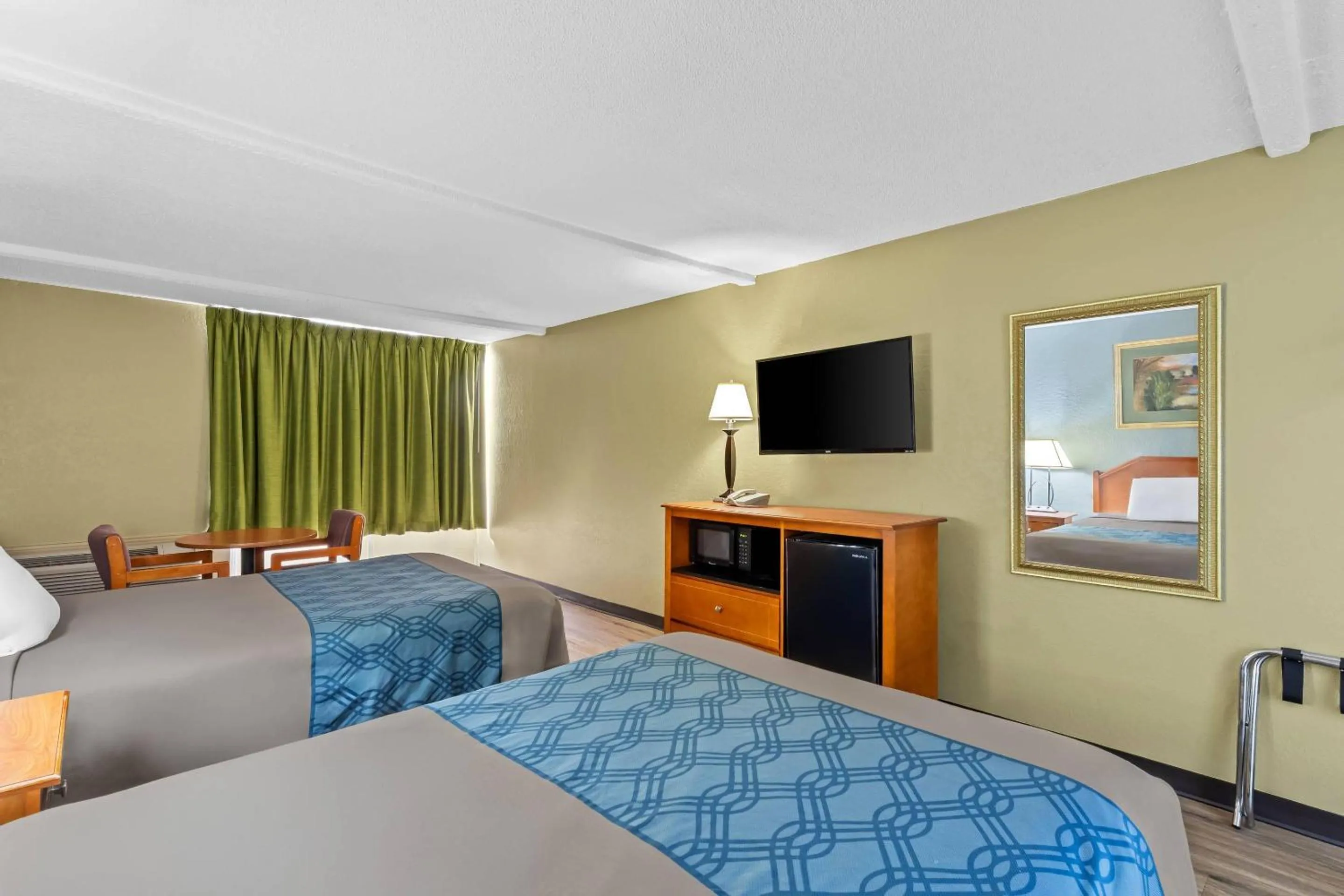 Bedroom, Bed in Rodeway Inn Stone Mountain