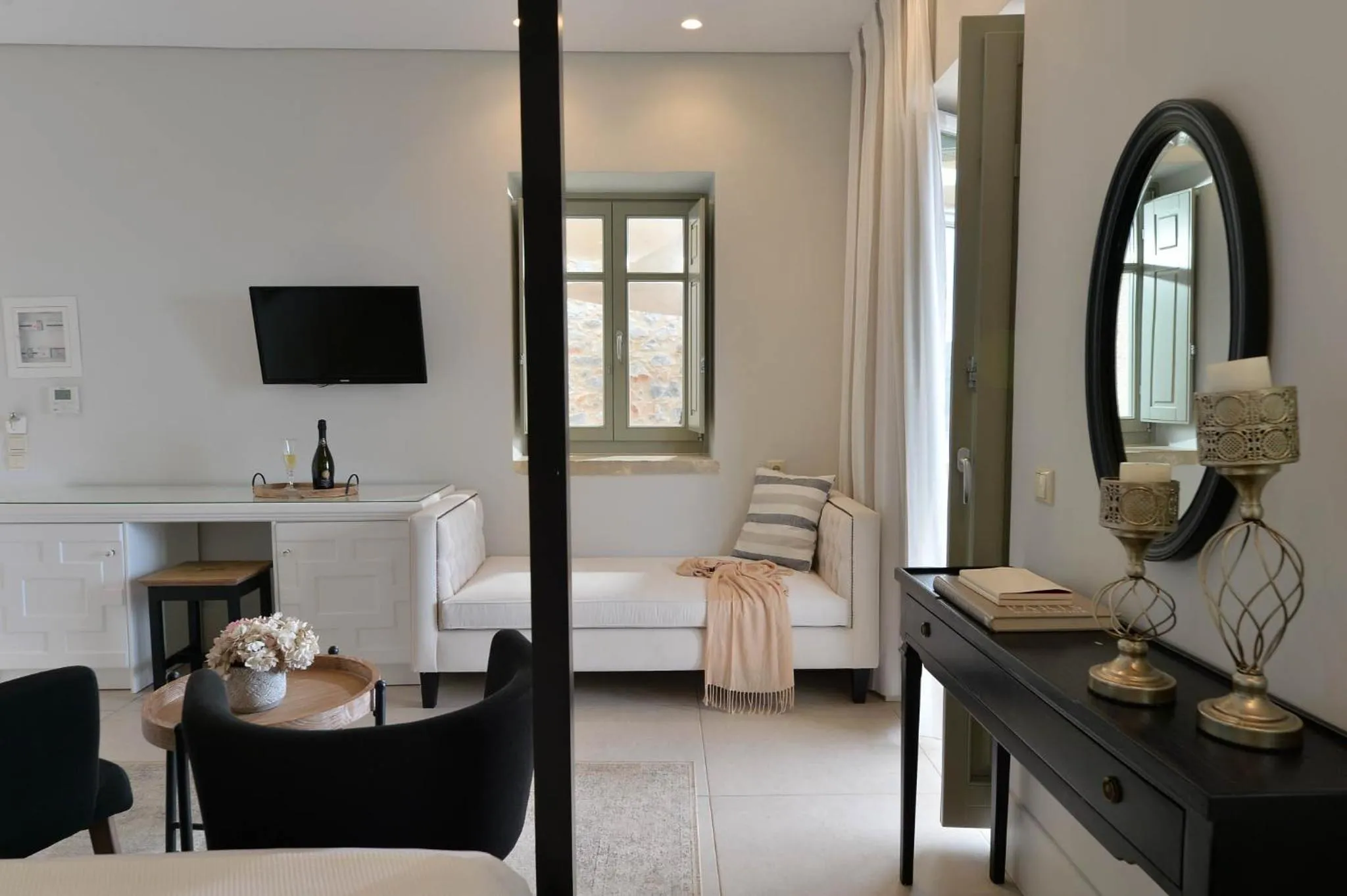 TV and multimedia in Akrolithi Boutique Hotel & Suites