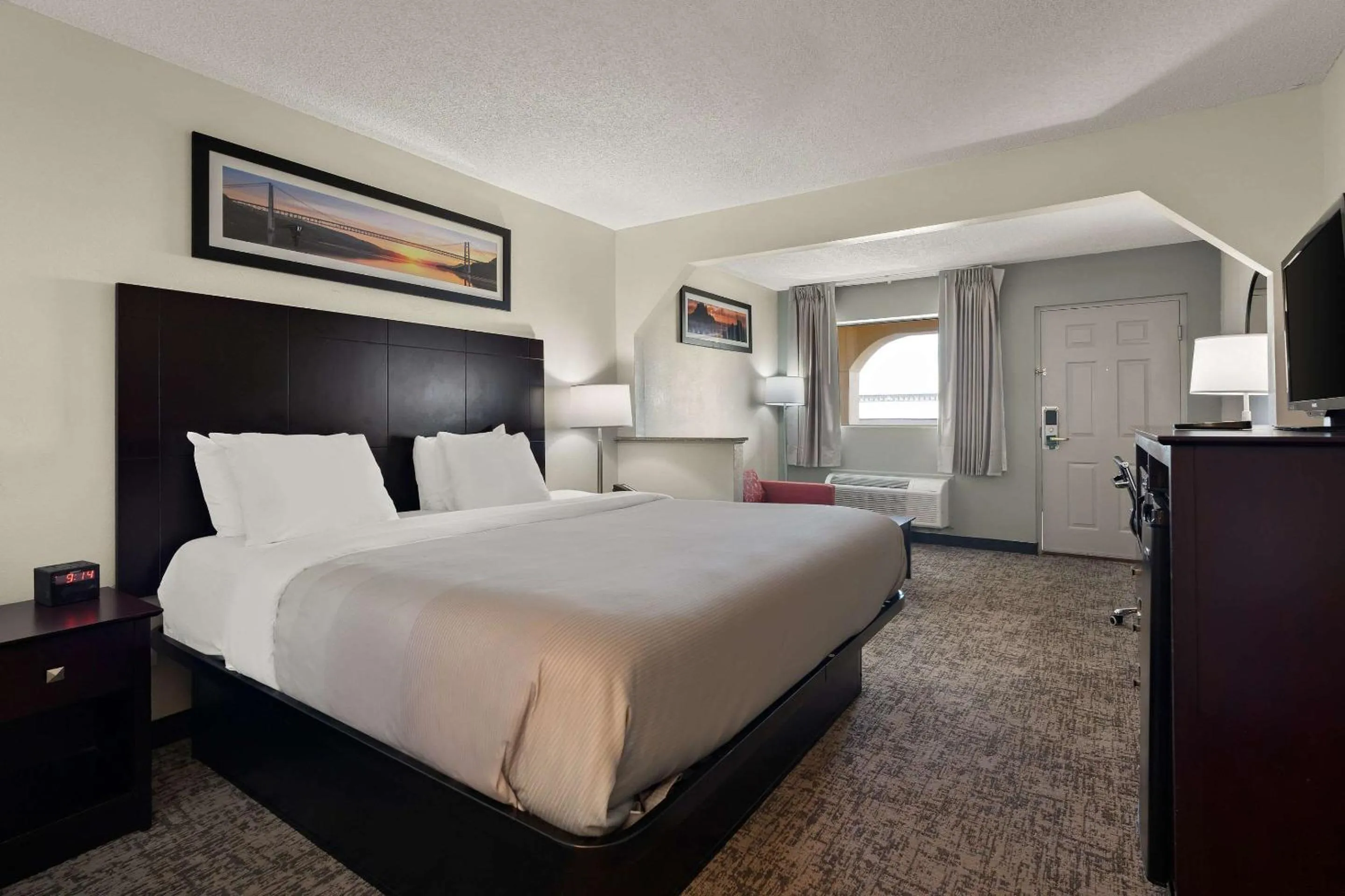 Bedroom, Bed in Quality Inn & Suites Dublin