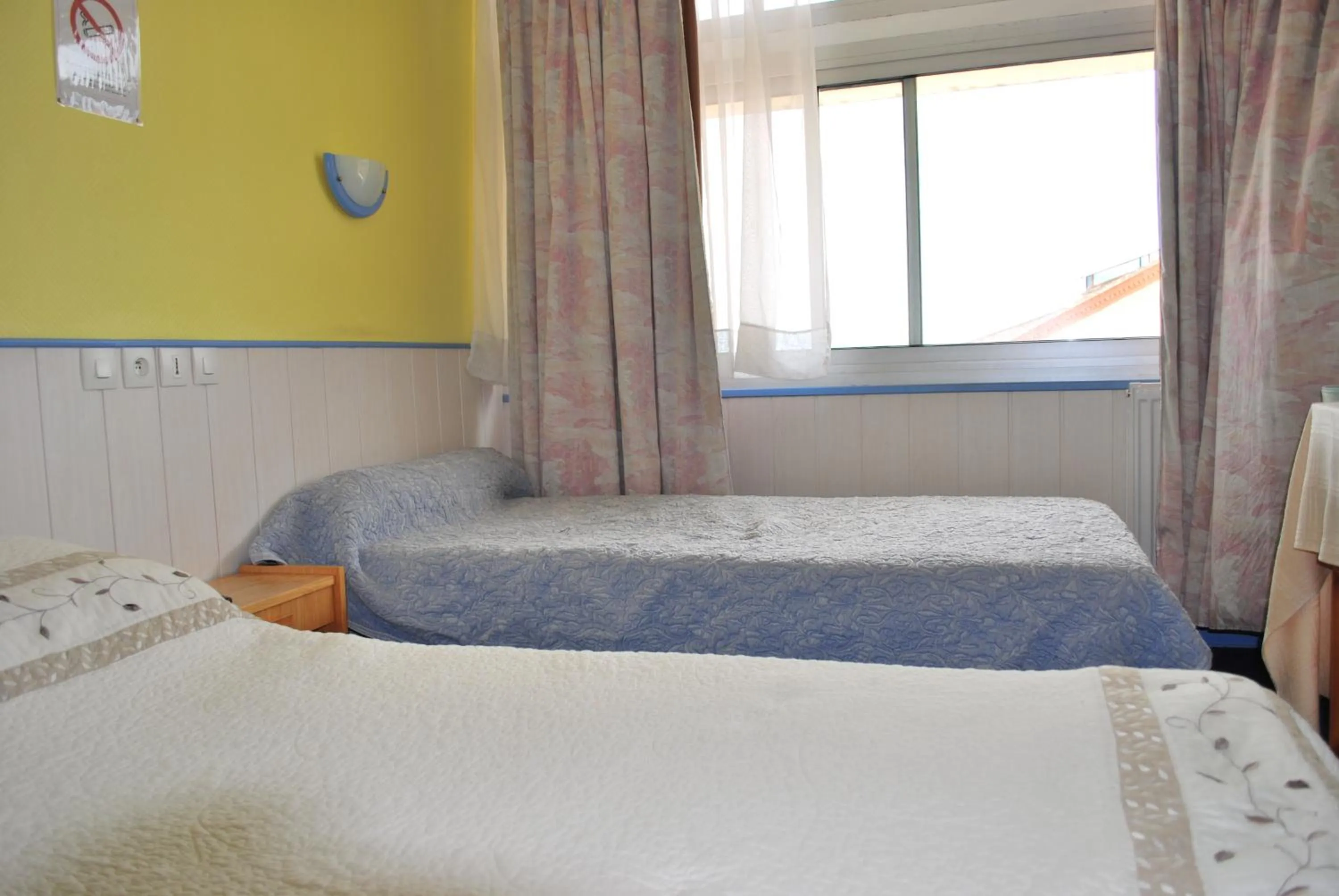 Photo of the whole room, Bed in Le Richelieu