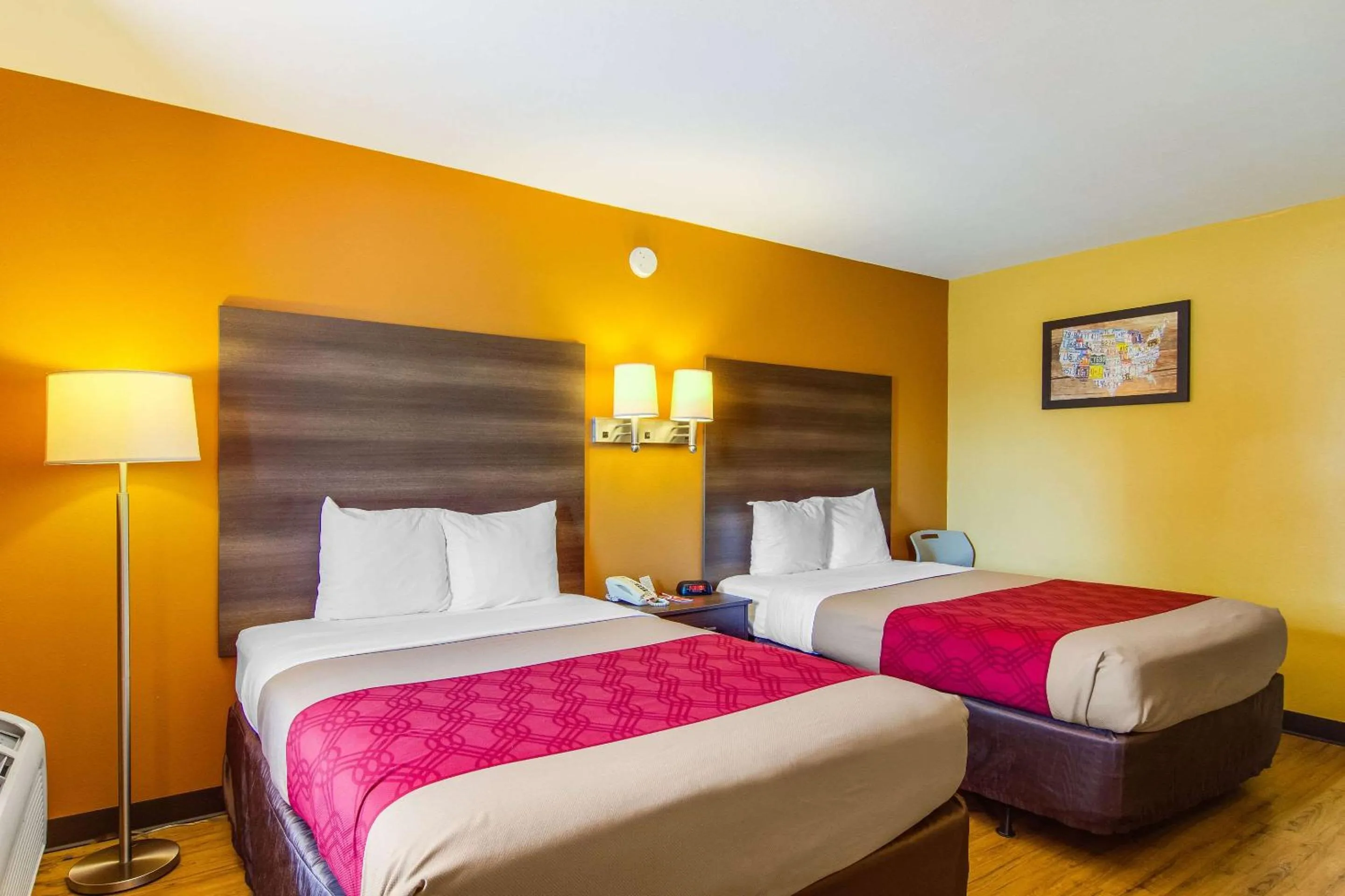 Photo of the whole room, Bed in Econo Lodge Kingsland