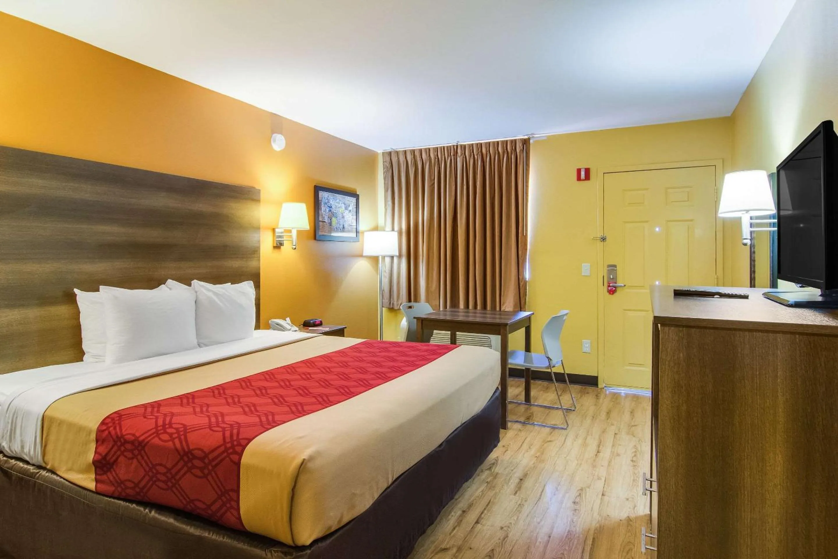 Photo of the whole room, Bed in Econo Lodge Kingsland