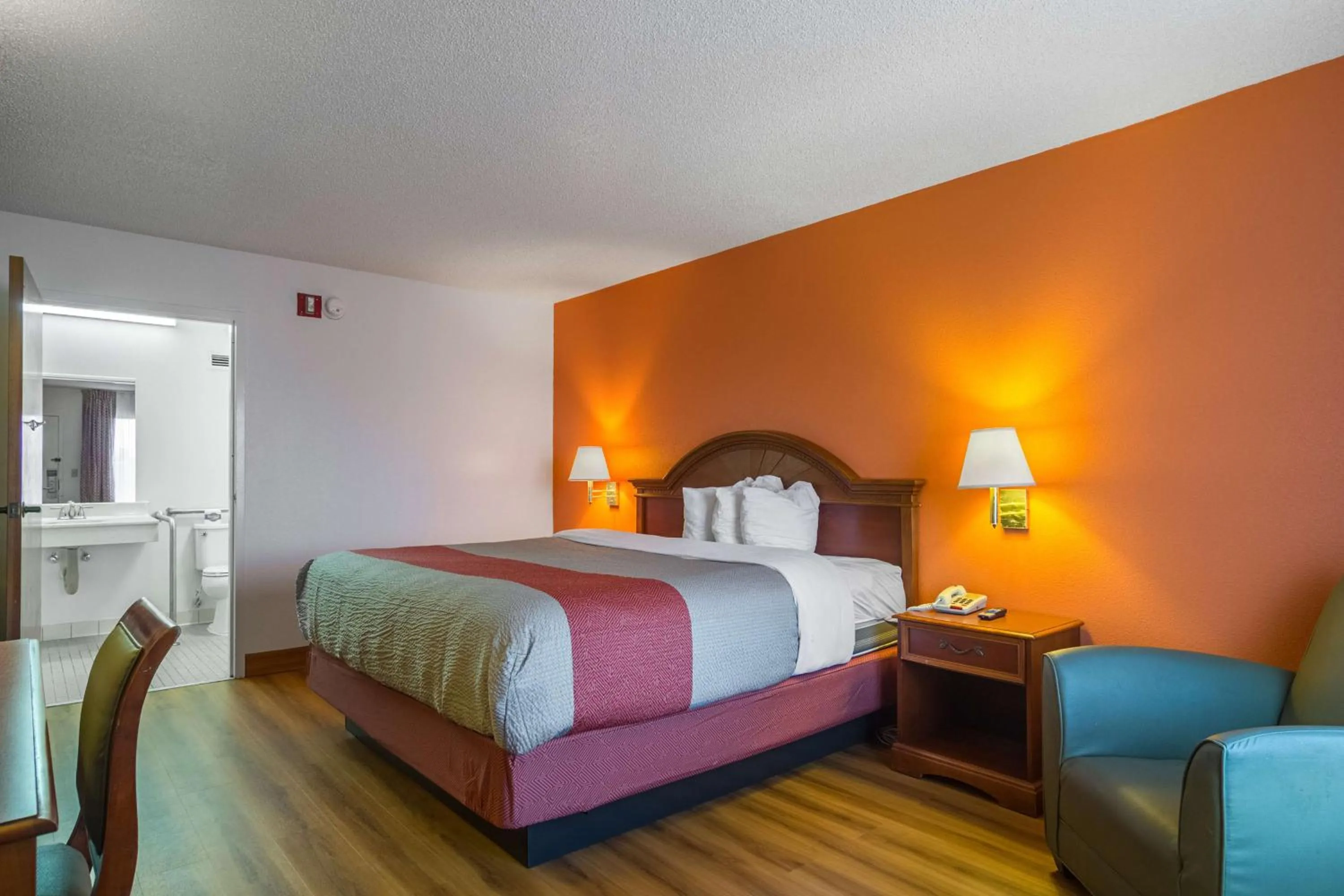 Photo of the whole room, Bed in Motel 6 Waycross