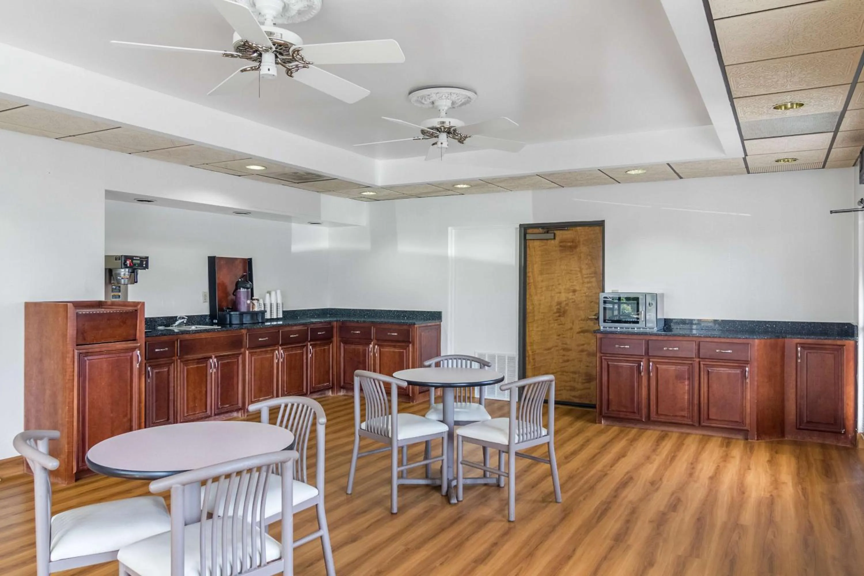 Lobby or reception in Motel 6 Waycross