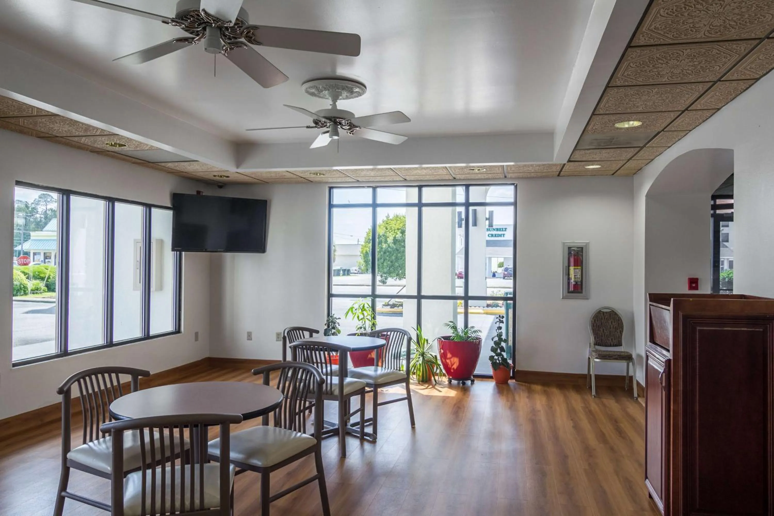 Communal lounge/ TV room in Motel 6 Waycross