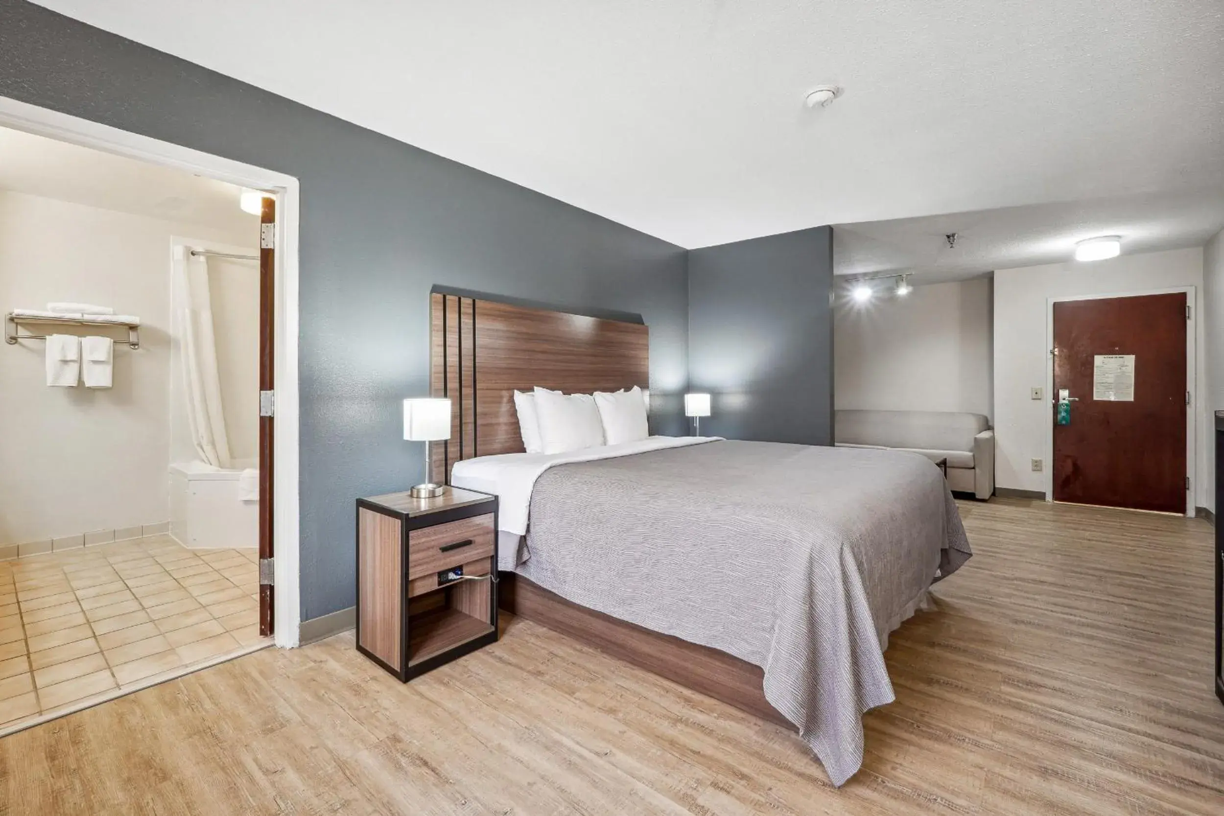 Quadruple Room with Whirlpool - Non Smoking in Quality Inn & Suites Dawsonville Quadruple Room with Whirlpool - Non Smoking in Quality Inn & Suites Dawsonville