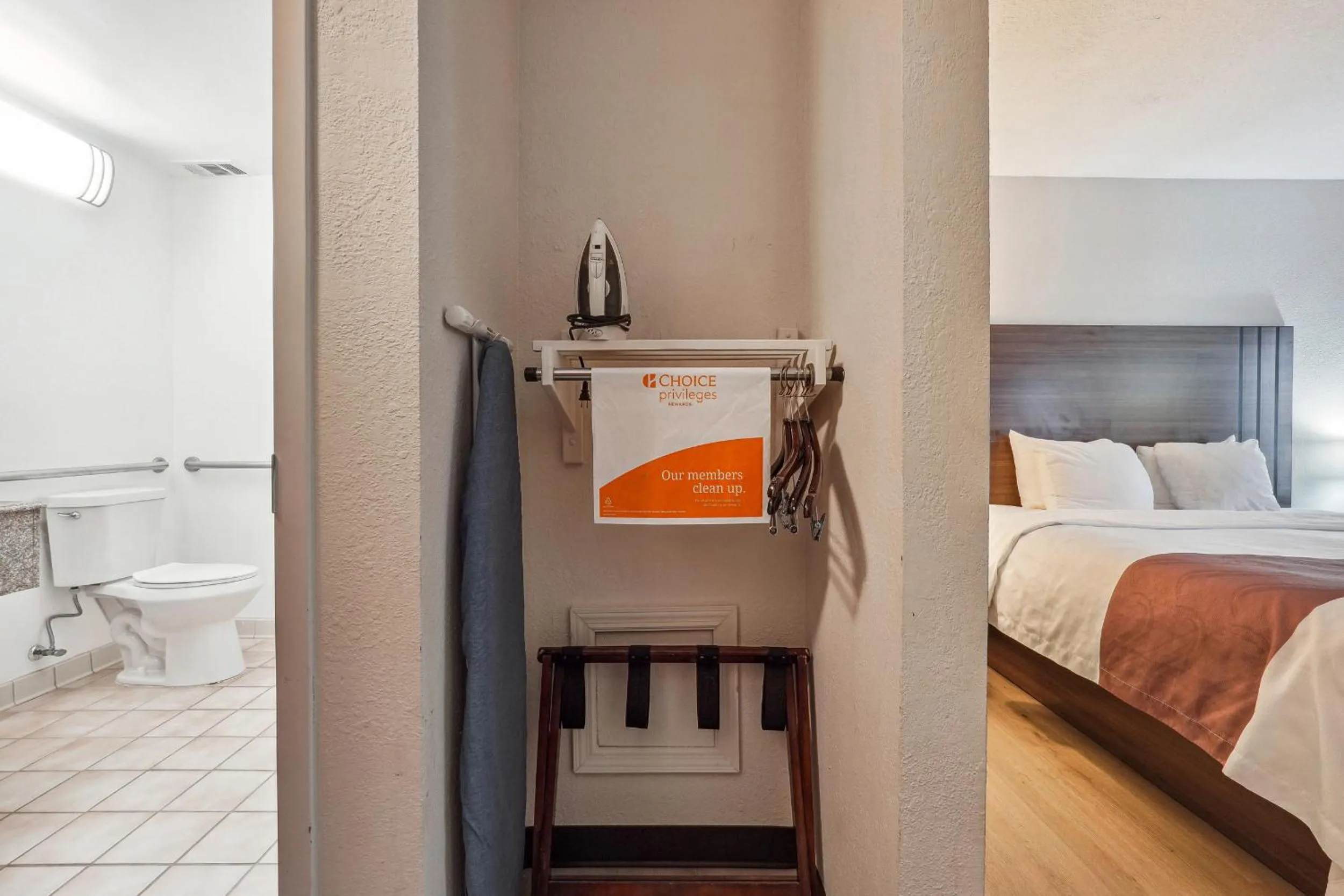 Guests, Bed in Quality Inn & Suites Dawsonville