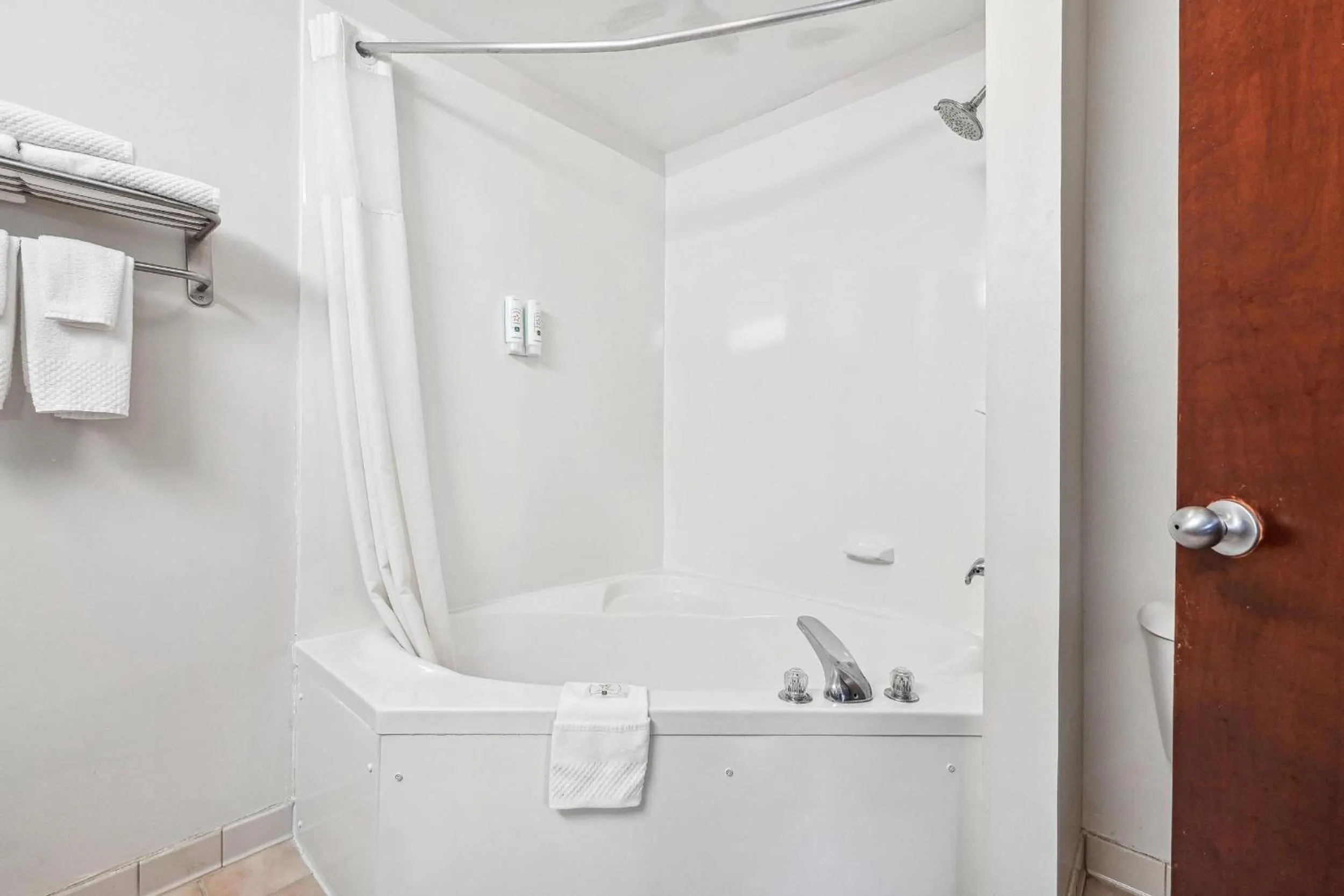 Bedroom in Quality Inn & Suites Dawsonville