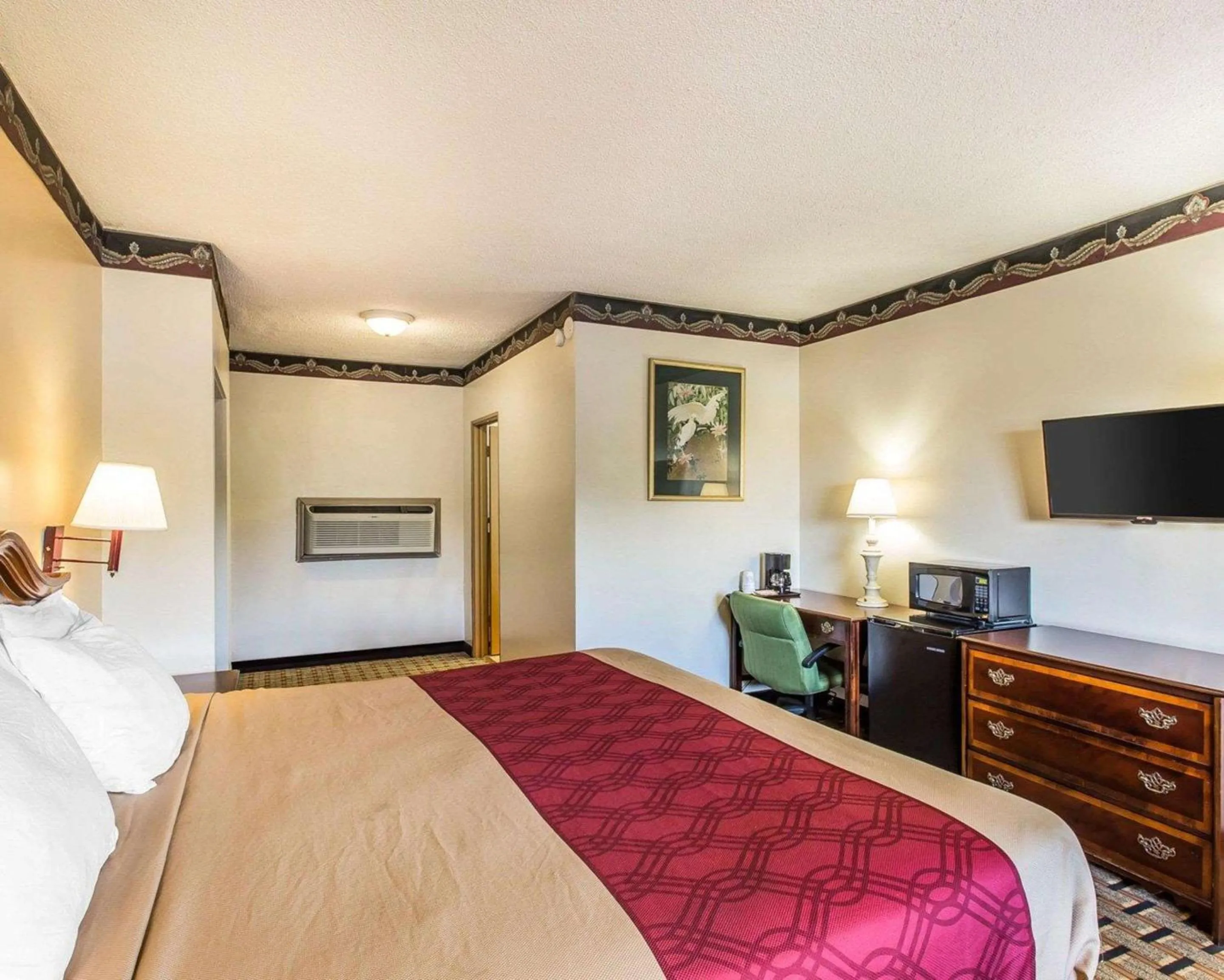 Bedroom, TV/Entertainment Center in Econo Lodge Macon