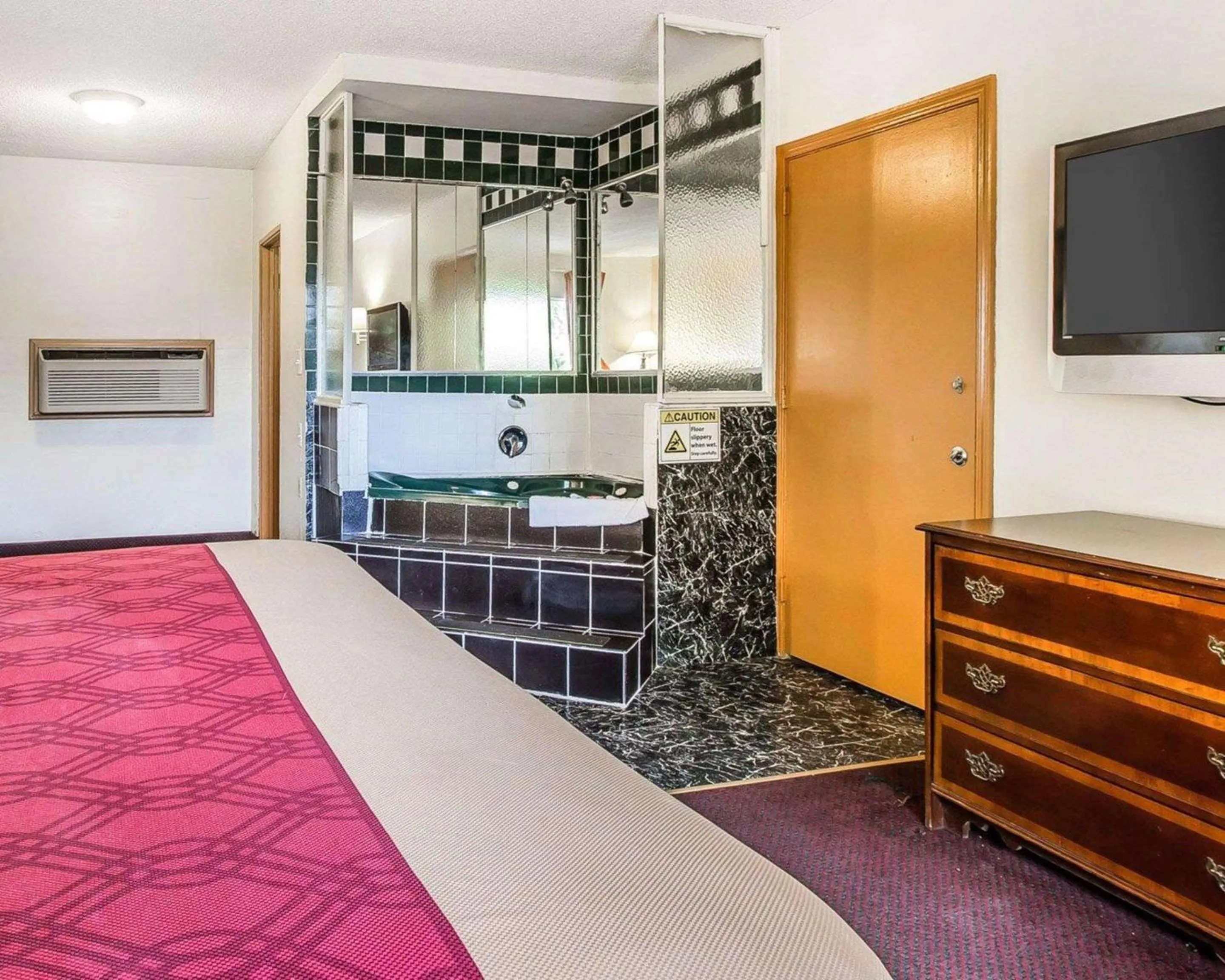 Photo of the whole room, Kitchen/Kitchenette in Econo Lodge Macon