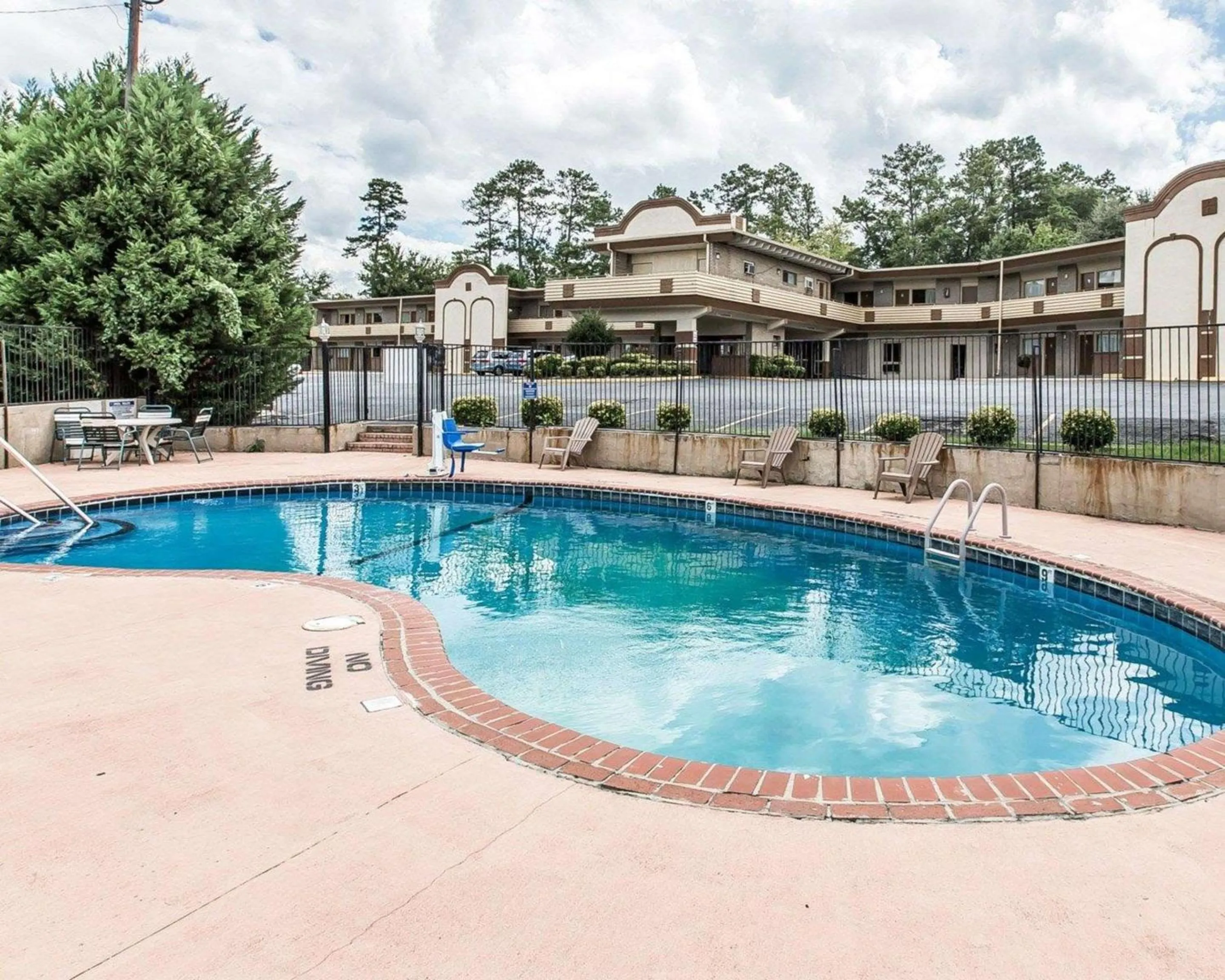 Swimming Pool in Econo Lodge Macon