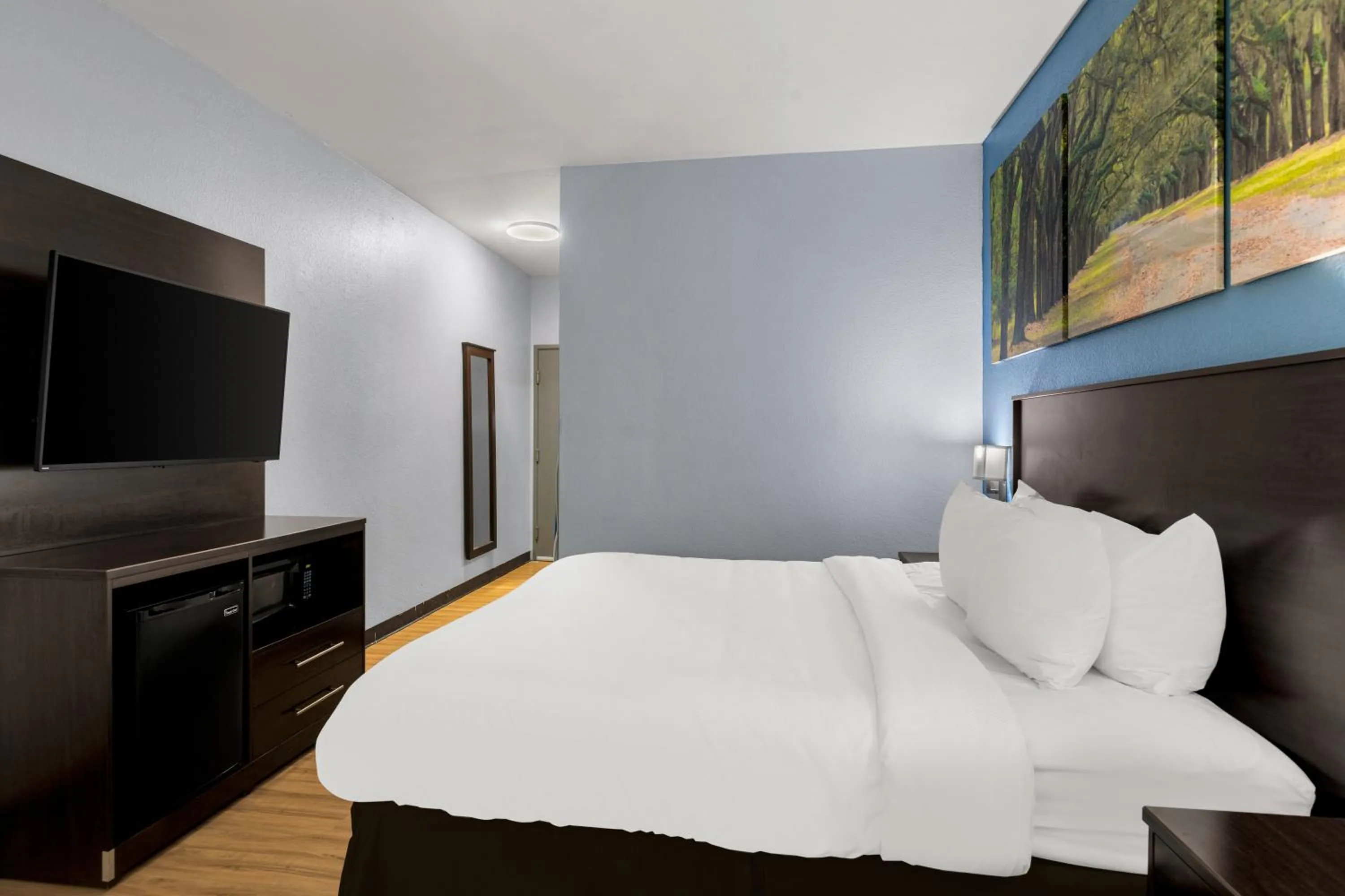 Bed in Clarion Pointe Hinesville near Fort Stewart