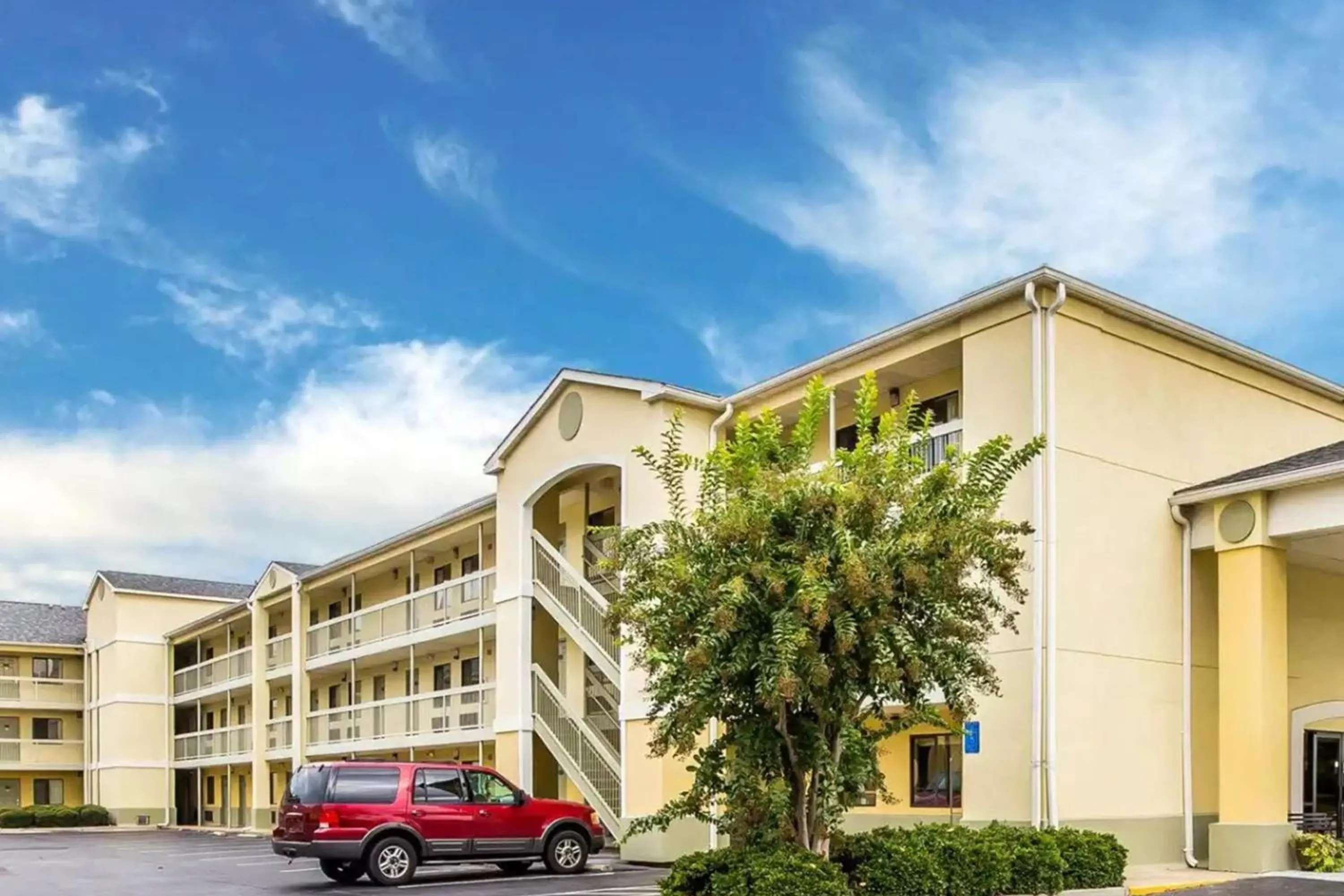 Facade/entrance, Property Building in Suburban Studios