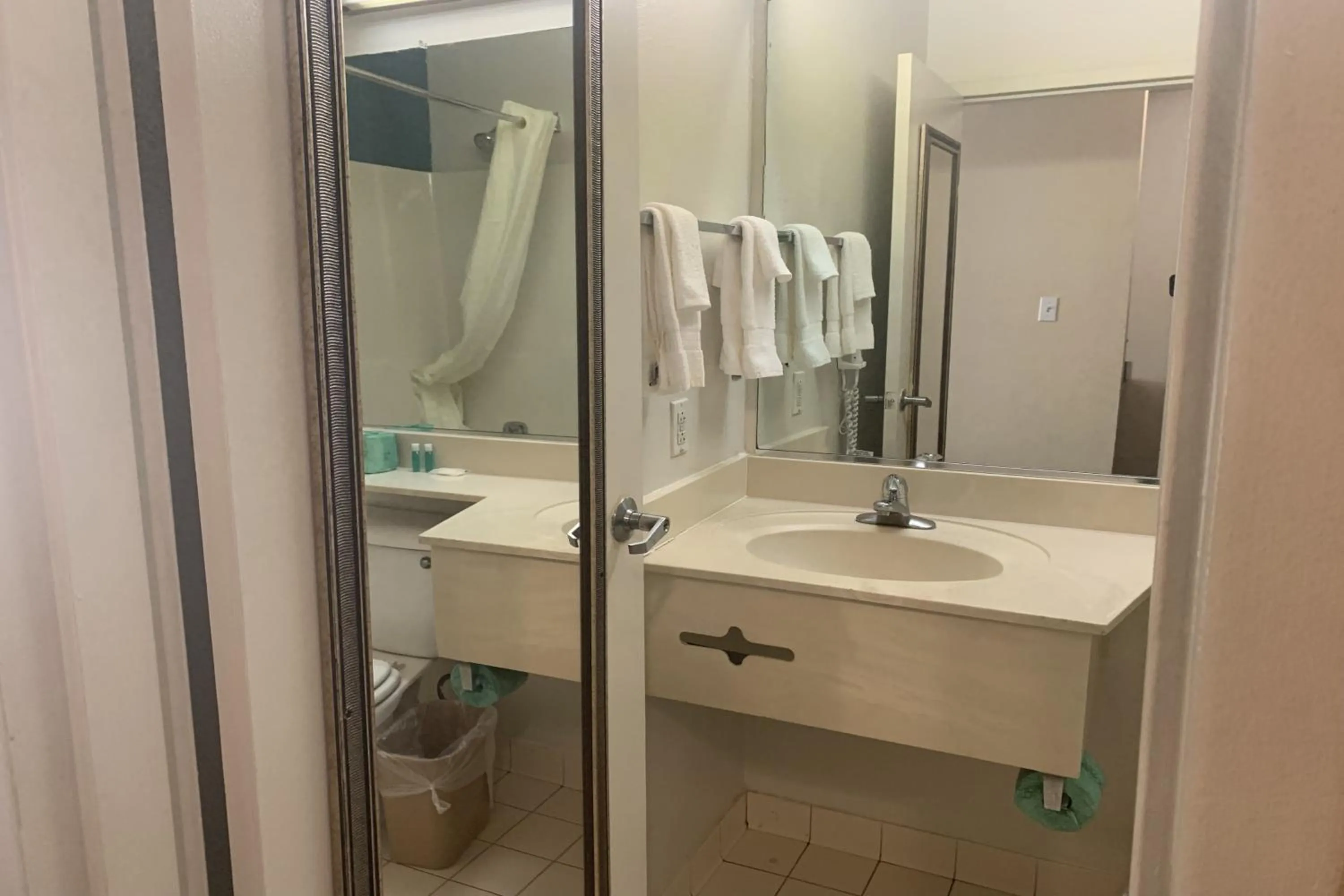 Bathroom in Suburban Studios