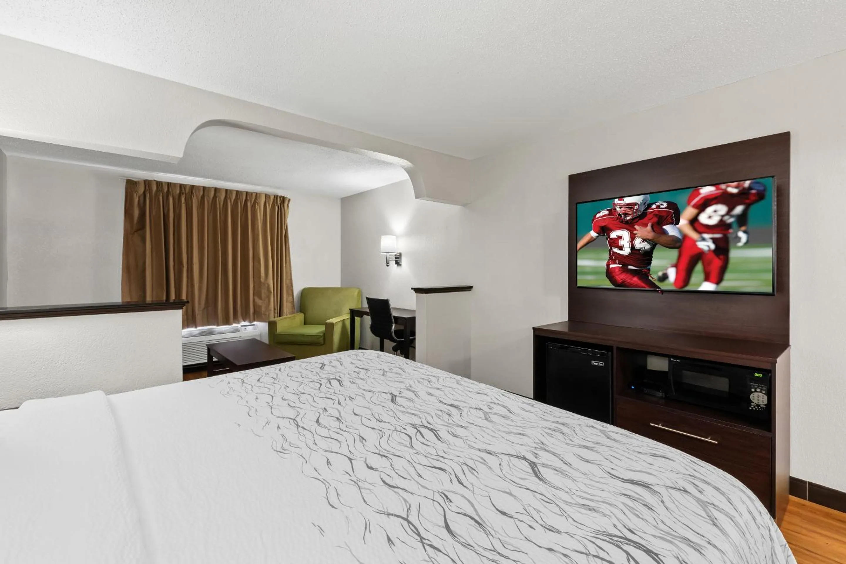 Bedroom, Bed in Red Roof PLUS+ & Suites Atlanta Airport South