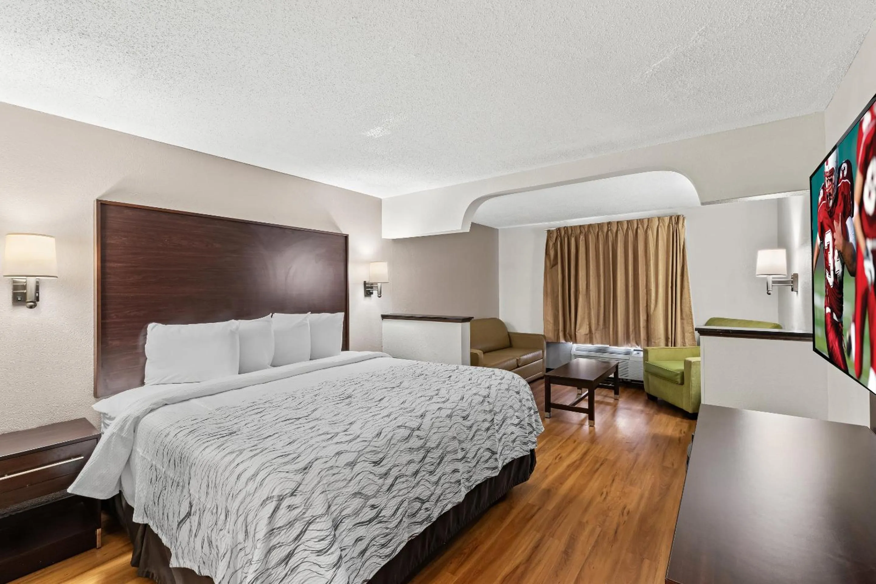 Bedroom, Bed in Red Roof PLUS+ & Suites Atlanta Airport South