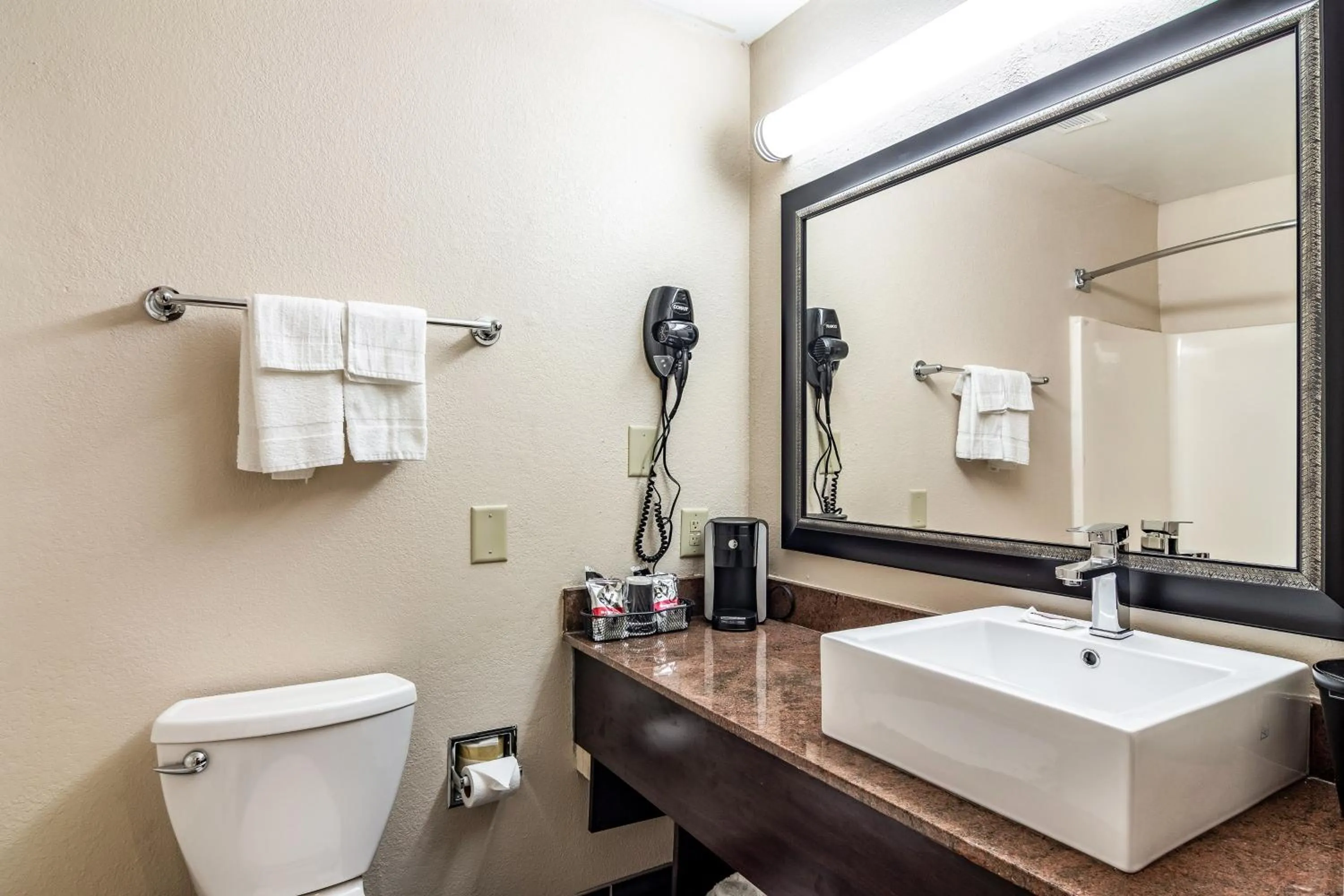 Bathroom in Red Roof PLUS+ & Suites Atlanta Airport South