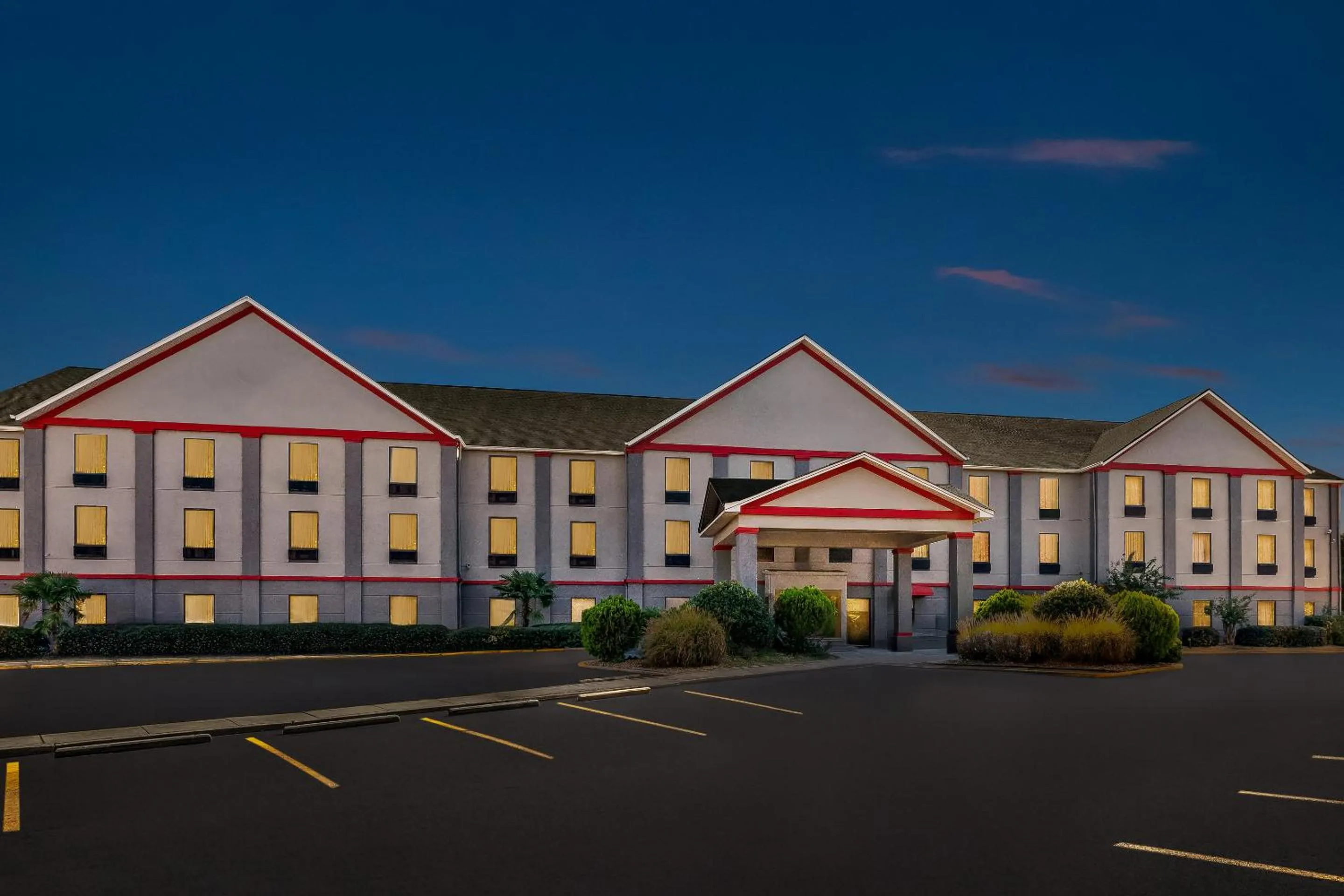 Property building in Red Roof PLUS+ & Suites Atlanta Airport South
