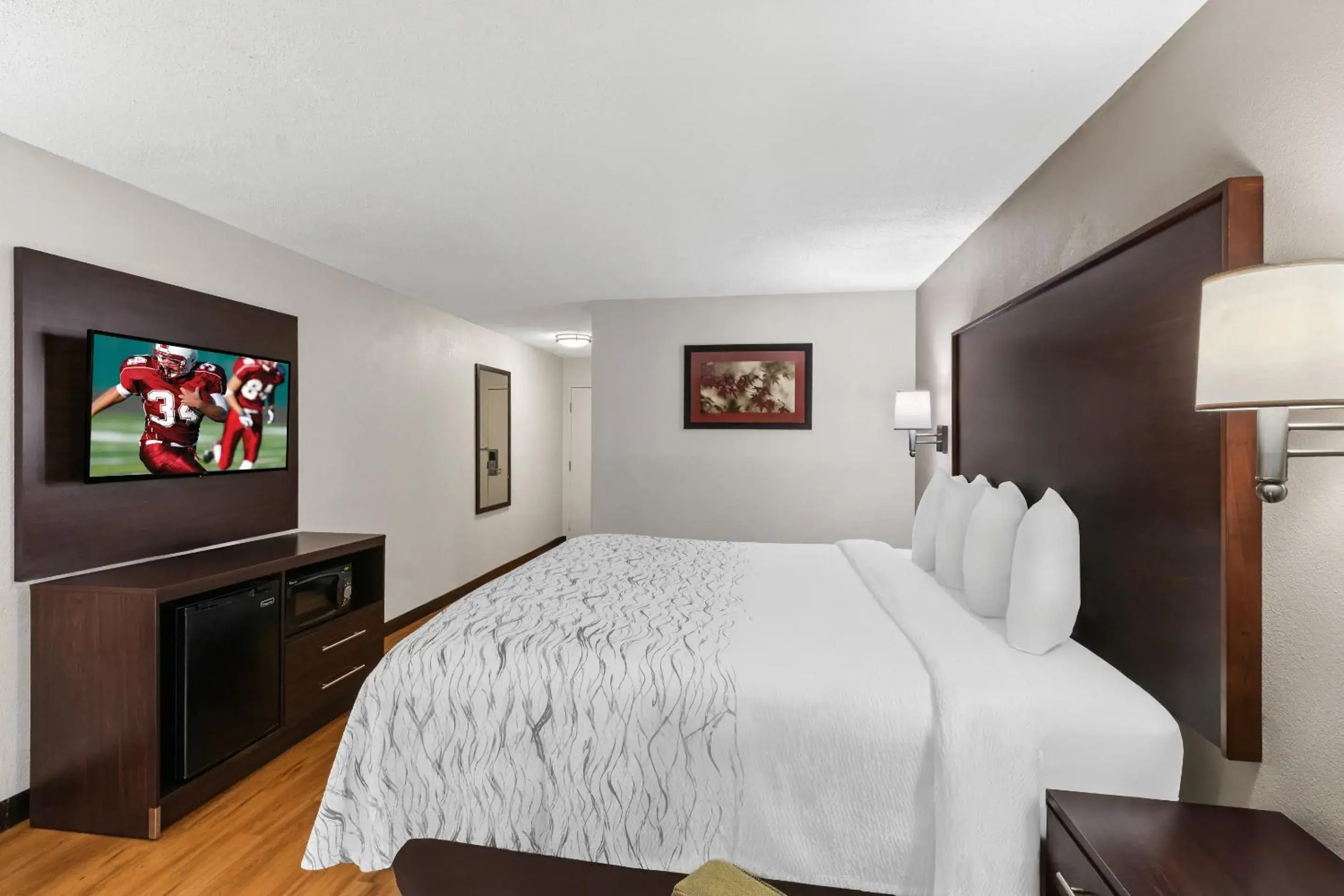 Superior King Room Smoke Free in Red Roof PLUS+ & Suites Atlanta Airport South Superior King Room Smoke Free in Red Roof PLUS+ & Suites Atlanta Airport South