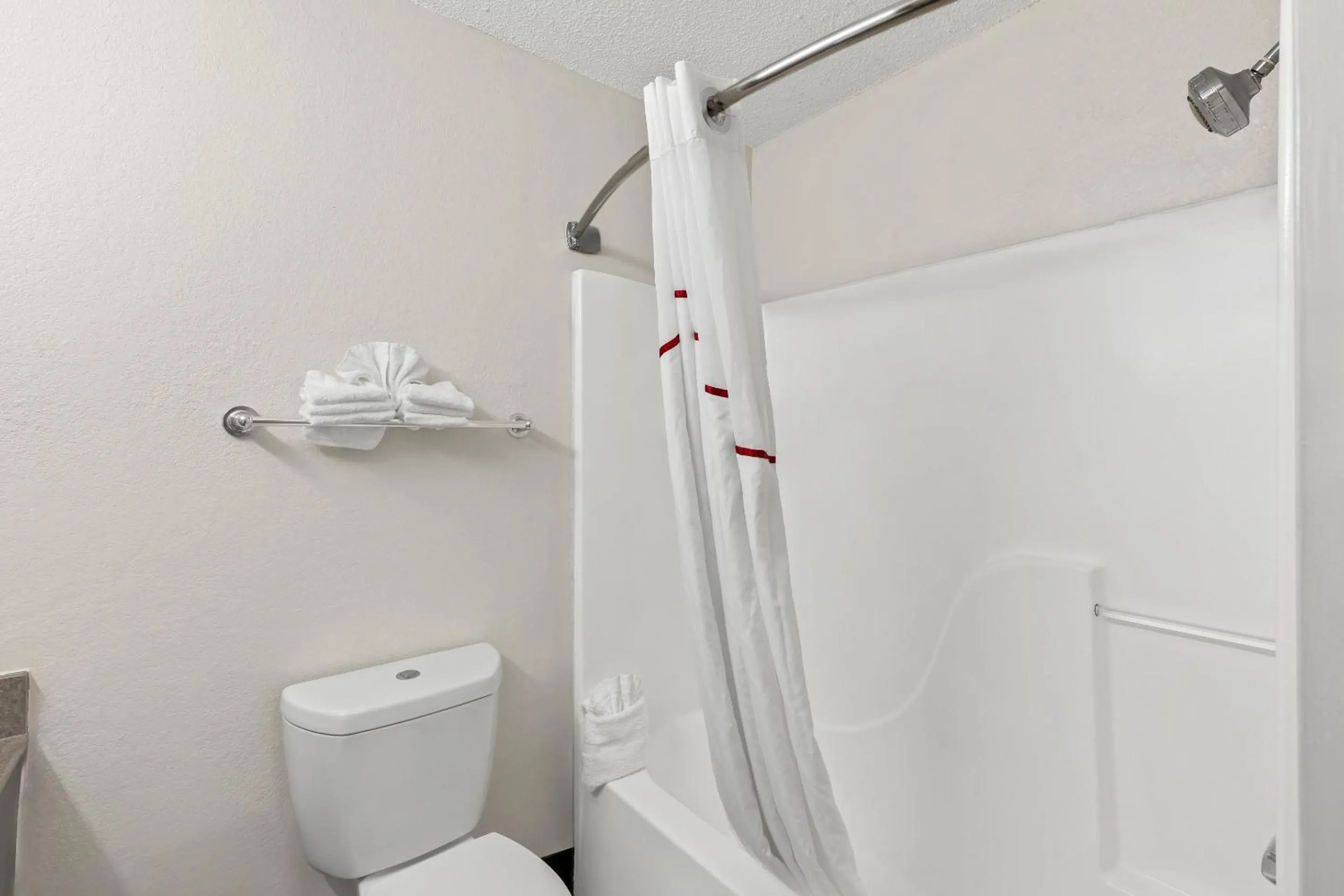 Bathroom in Red Roof PLUS+ & Suites Atlanta Airport South