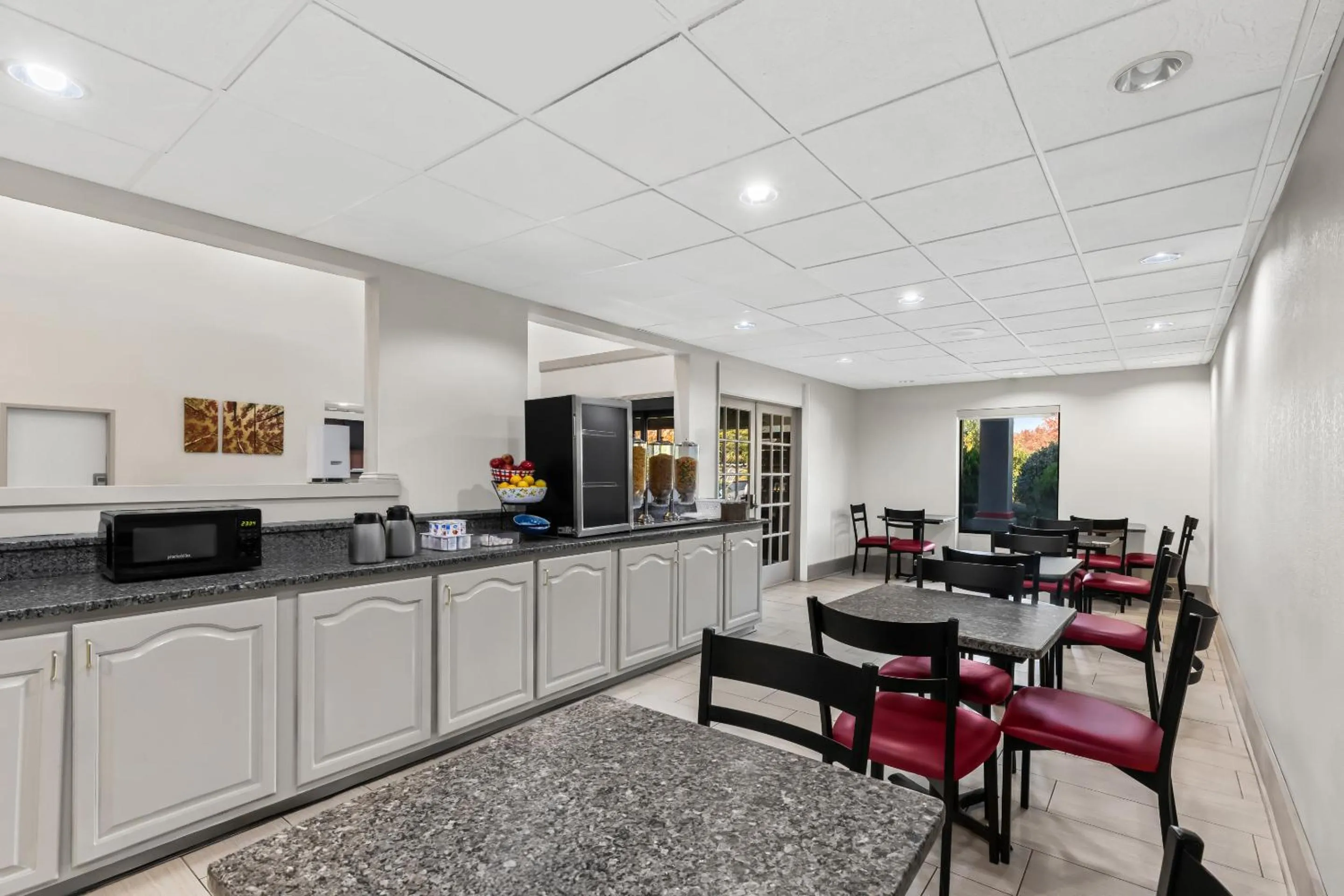 Breakfast in Red Roof PLUS+ & Suites Atlanta Airport South