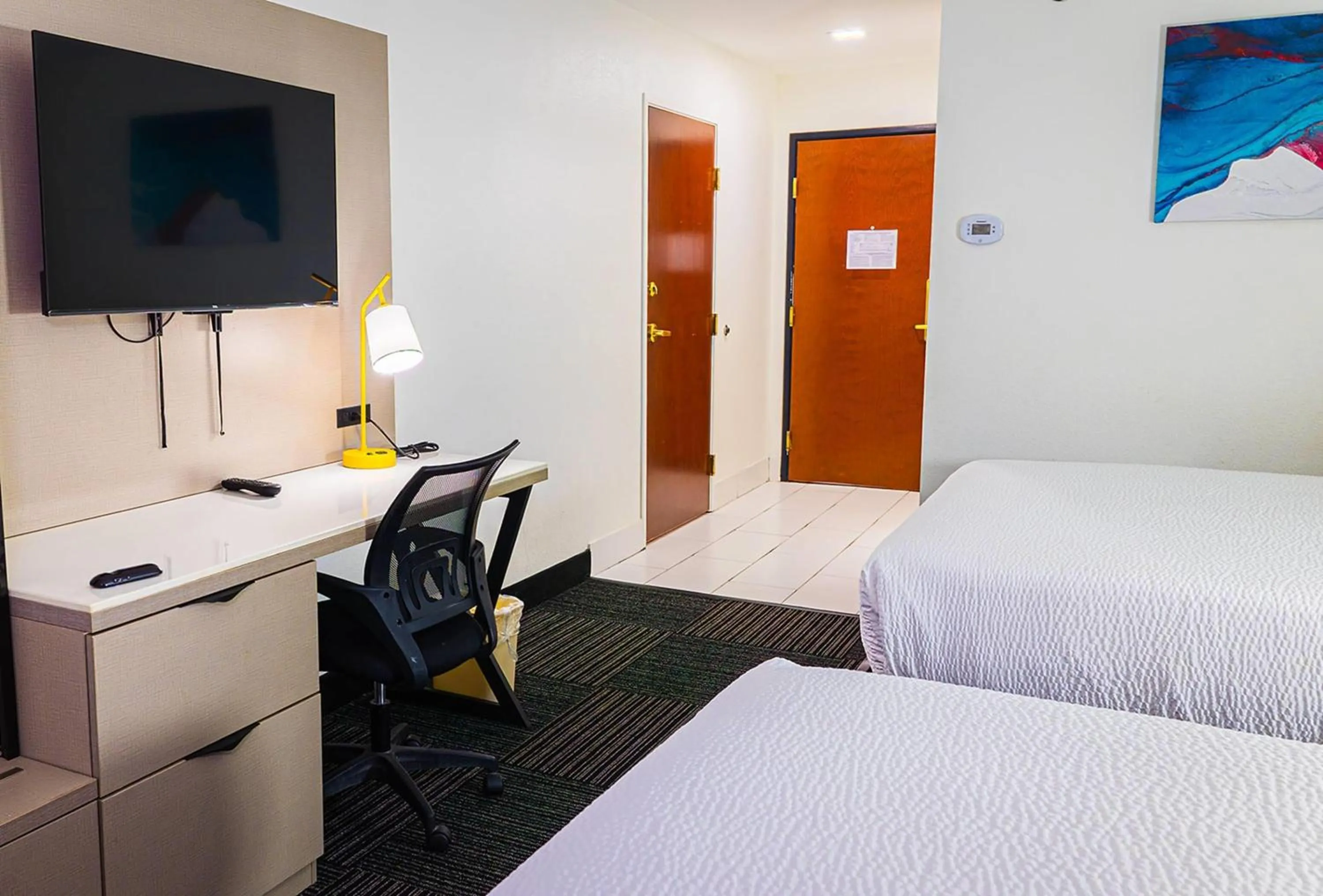 Photo of the whole room, Bed in Baymont by Wyndham Port Wentworth